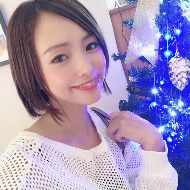 ゆうかさんのインスタグラム写真 - (ゆうかInstagram)「ランチに出かけたんだけど、今日は暑かった！⛄️🎄☀️﻿ ﻿ カラコンは @poplens_official #ビビリング のブラウンだよ☺️🌼﻿DIA14.2 ﻿ ワンデーカラコンで、ナチュラルにちゅるん💕って﻿ でか目にしたい時に使おうと思います😊✨﻿ ﻿ それから、 @a_clinic_ginza でAスレッド受けてから2週間が経ちました‼︎﻿ ﻿ たるみが本当にとれるので、やっぱり年1ケアでこれからも溶ける糸やりたいな💕って思いました❤️﻿ ﻿ #カラコン #カラコンレビュー #カラコン着画 #カラーコンタクト #コンタクト #ちゅるんカラコン #ナチュラルカラコン #でか目カラコン #viviring #溶ける糸 #リフトアップ #美容 #美容好き #美容大好き #美容好きと繋がりたい﻿ #aスレッド #コラーゲン #pr﻿」11月25日 21時04分 - yuuka_japan