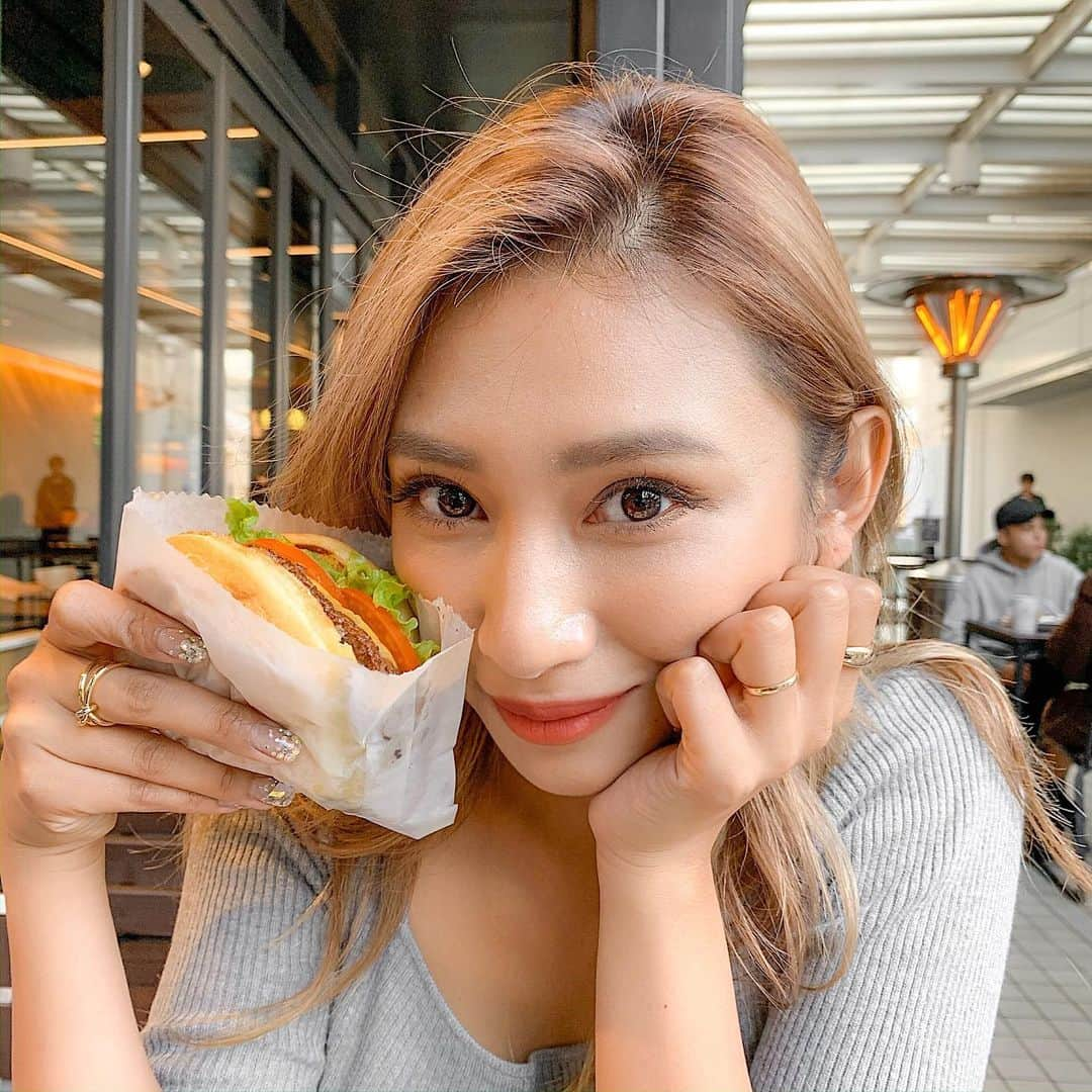 新井ニーニャさんのインスタグラム写真 - (新井ニーニャInstagram)「🍔﻿ ﻿ ﻿ ﻿ 私にはなんの仕事が合うのかなって﻿ ずっとずっと試行錯誤してた。﻿ モデル13年続けたけれど﻿ その間に色々な仕事にも挑戦した。﻿ ﻿ 私ってなんでも挑戦するし﻿ 合ってなかったらすぐ辞めるタイプ﻿ それを『悪だ！』という人が多かった。﻿ むしろほとんどそうだった。﻿ ﻿ でも私は『それで良いじゃん！』を貫いた。﻿ だってそう思うから。﻿ ﻿ ﻿ 何が向いてるかなんて﻿ やってみないとわからないし﻿ モデルのように長く続くかもしれないし﻿ デニー◯のアルバイトのように1日で﻿ 辞めることもあるかもしれない。﻿ ﻿ だから、沢山のことを知りたくて﻿ 沢山のことをしてきた。﻿ ﻿ ﻿ 一つのことを貫いて﻿ 『その専門家になった方が良い！』﻿ と言う人もいるが﻿ じゃあその貫いたものが﻿ 出来なくなったらどうする？﻿ また一から全てを勉強しなおすなんて﻿ 今の時代に危険すぎると私は思うのです。﻿ ﻿ ﻿ ﻿ 私が会社を設立して、今日思ったことは﻿ 沢山のことをしてきて良かったんだ！ってこと。﻿ ﻿ 今までの経験があるから、あそこはあぁしてたなぁ〜とか、あの時の仕事はこうやってたなぁ〜とか、身をもって経験したからこそ感じることが出来て、良いところを盗み自分の能力に変換することが出来た。そして今もそうしている。﻿ ﻿ ﻿ もちろん、仕事だけじゃなく、沢山の人と会って話し、良いところを盗むだけで自分もアップデート出来る💡﻿ ﻿ なかなか会う人が見つからないママさんは、テレビやドラマ、本でも自分をアップデート出来るから、是非やってみて😎🌹﻿ ﻿ ﻿ ﻿ ﻿ このハンバーガーは﻿ 今日のお昼ご飯でした🍔❤️﻿ ﻿ ﻿ #ニーニャの独り言﻿  #女社長 #女性起業家 #女起業家 #体験記メディアBLANCA #社長 #起業家」11月25日 21時13分 - 22nina77