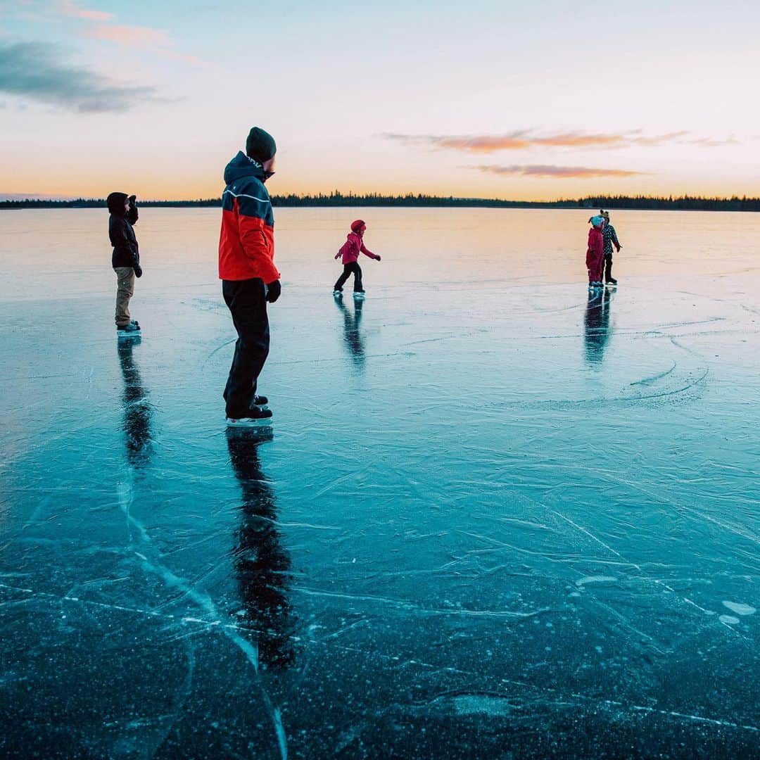wacameraのインスタグラム：「Have you been to Finland? フィンランドに行ったことがありますか？ 私は2度行ったことがあります。1度目は、海外に行く最初のお仕事がフィンランドでした。そして2度目は昨年3月。 夏と冬、どちらも滞在して経験して思うことは、日本の良いところでもあり悪いところでもある「厳しい日々」「良い行いをしなければならない」「ストレス」から逃れることができる国、それがフィンランドだと。 フィンランドの人々はとても穏やかにそしてゆっくりと生きていて、私はそんな生活に憧れます。 そして娘と経験した初の犬ぞりや、日本の文化と大きく違うサウナ(出た後に湖に飛び込むのですw)、そして何よりもフィンランドのゆるりと流れる時間が恋しく思っています。 なんとなく、ぼんやりだけれど、きっと死ぬまでにもう一度フィンランドを訪れるだろうと思っているのです。  あなたにとってフィンランドはどんな国ですか？ 先ほどアップしたフィンランドストーリーのリンク先からサイトに飛んで、ぜひフィンランドへ想いを馳せてみてください。 フィンランドは世界で最も幸せな国だとみんなが言います。これは、自然と特別なつながりがあるためだと思います。たとえ、それが短い旅でもあなたの心に何かを与えそして感性が変化するのではないかと。 シンガポール出身の21歳のシャーリーンは、彼女の癒しを探すためにフィンランドを訪れました。 彼女の話をぜひ「ストーリーをみる」から再生してほしいな。私はそれにとても共感できたのです。そしてもし時間があれば感想を是非コメントしてください。」