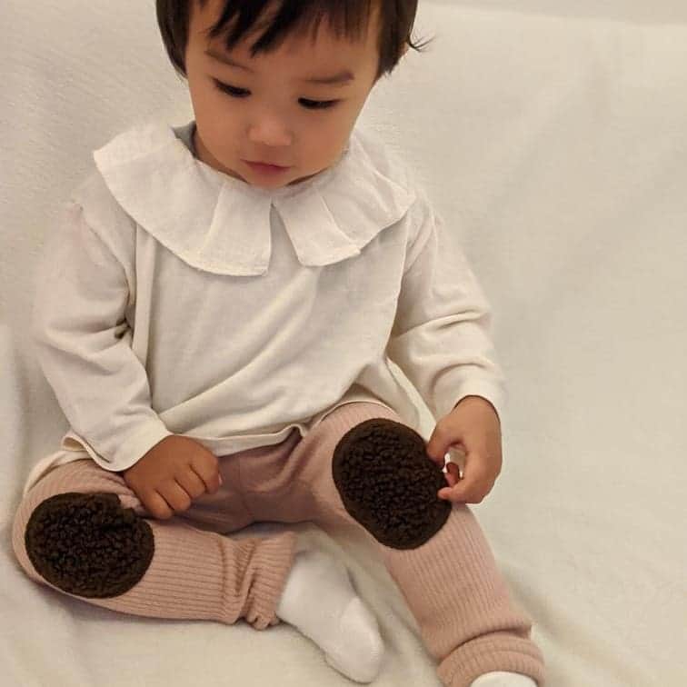 こども達をラブリーにさせる韓国子供服ですー☀さんのインスタグラム写真 - (こども達をラブリーにさせる韓国子供服ですー☀Instagram)「こんばんは🌛 . . 今日は先日モニターモデルに応募していただきました　@nina201807様から素敵なお写真が届きましたのでご紹介致します✨ . . 商品はモコモコのボアパッチがついた可愛い裏起毛レギンスです。 リブ素材の裏起毛にポイントになるパッチがついててとても可愛い😍 . . ニナちゃんはスモーキーピンクの80サイズを着用しました。 丈が少し長く、ややゆとりがある感じでとっても可愛く着こなしてますね❤️ . 可愛い写真ありがとうございました😄 . ニナちゃんは. 身長77cm,体重9.2kg 参考にしてください☺ . . #韓国子供服 #韓国子供服のマリンキャッスル #ナチュラル子供服 #スモーキーピンク #裏起毛レギンス #秋冬コーデ #パッチ付き #スパッツ#タイツ #男の子ナチュラルコーデ #おしゃれ女の子 #キッズレギンス #r_fashion」11月25日 21時15分 - marinecastle_kids