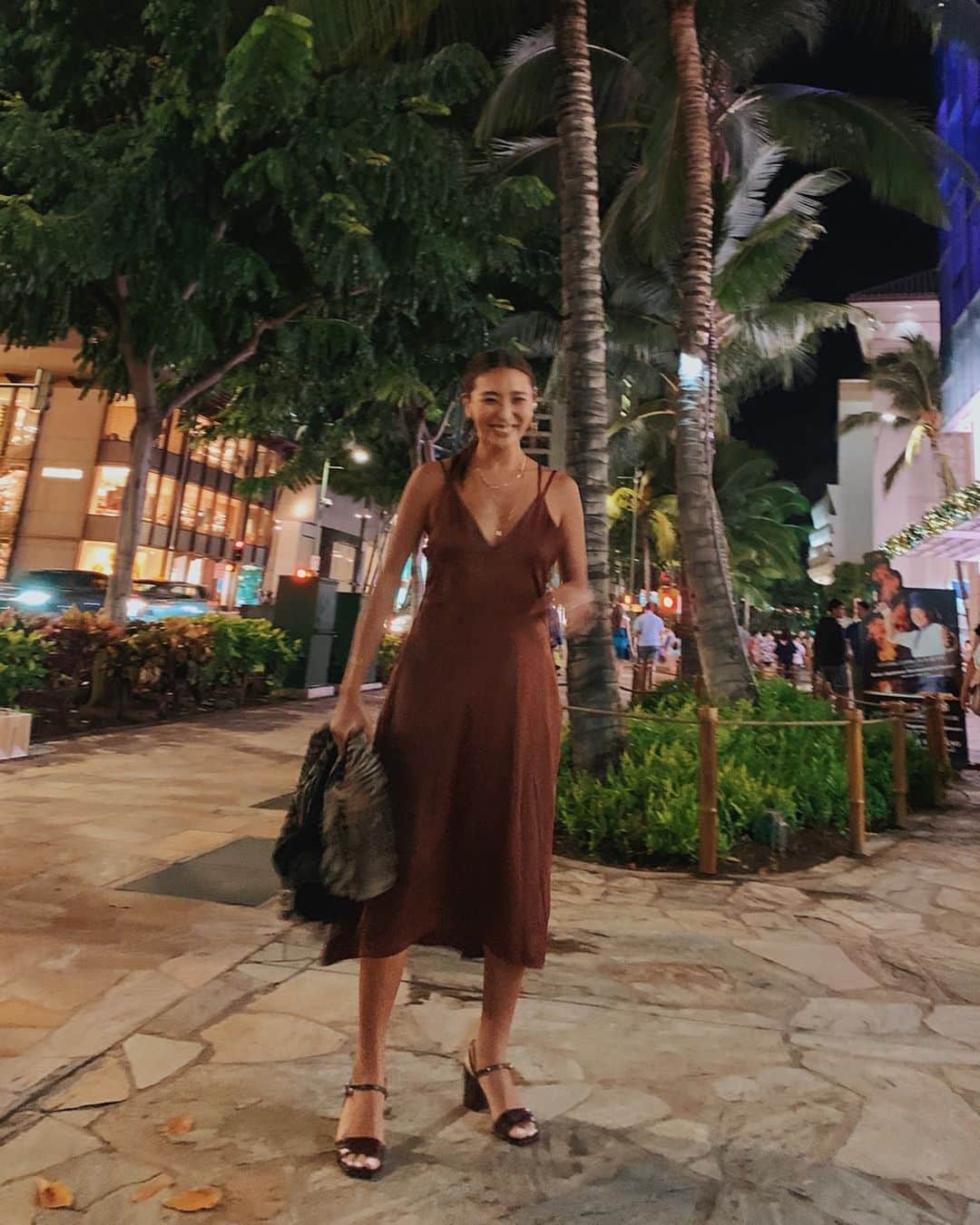 小竹麻美のインスタグラム：「楽しかったハワイナイト🖤🙈 焼け肌にワントーンわんぴ。  #hawaii#rustal」