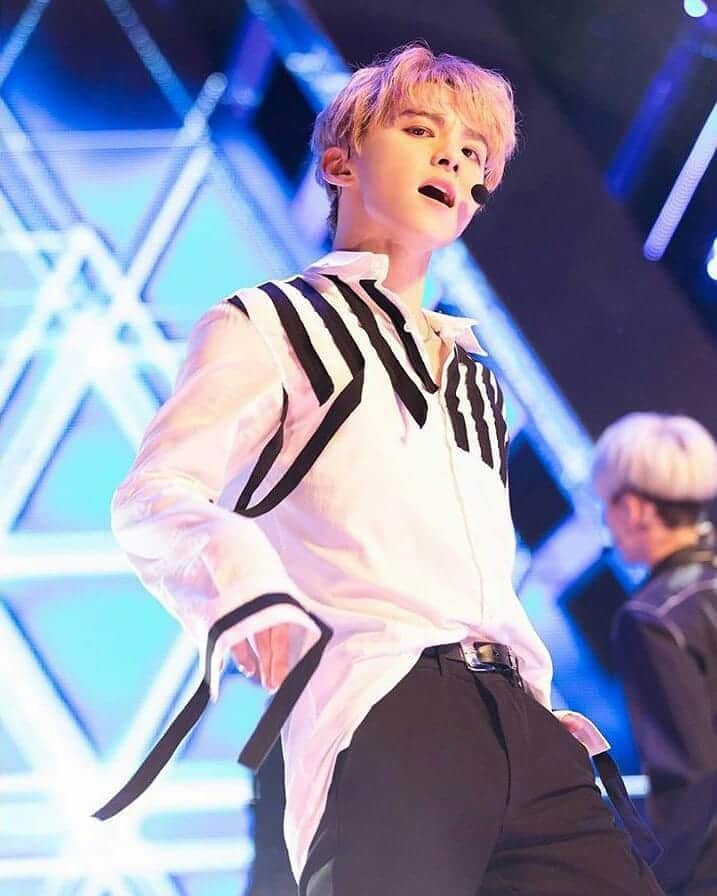 川西拓実のインスタグラム：「the power of visual that he hold 😤 ㅡ © produce101japan #PRODUCE101JAPAN #kawanishitakumi #kawanishi #takumi #川西拓実 #川西 #拓実 #kawashiriren #x1 #wannaone #izone #produce101 #produce101season2 #producex101」