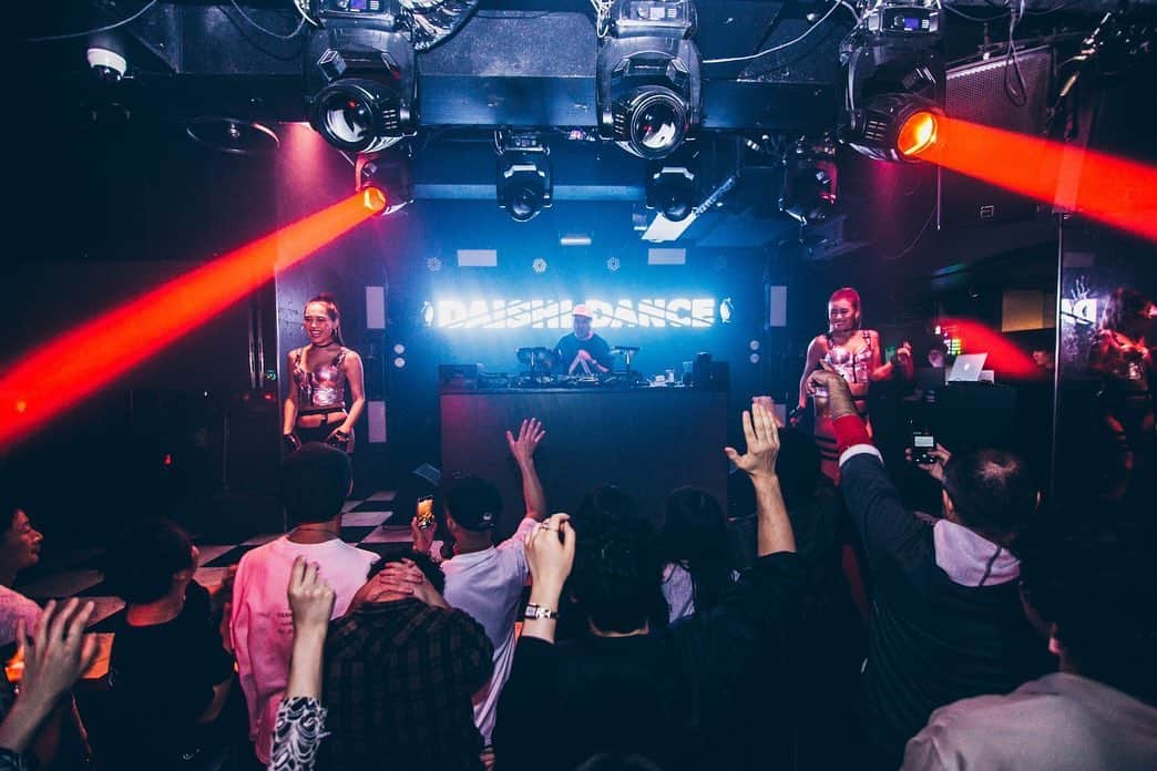 DAISHI DANCEさんのインスタグラム写真 - (DAISHI DANCEInstagram)「2019.11.23.SAT #TOKYO #渋谷 #MAINSTAGE @club_camelot  #DAISHIDANCE #ダイシダンス  #DJ #DJLIFE #DJBOOTH #CLUB #CYBERJAPANDANCERS #サイバージャパン @jurixoxoxo @cjd_naho」11月25日 21時20分 - daishidance666