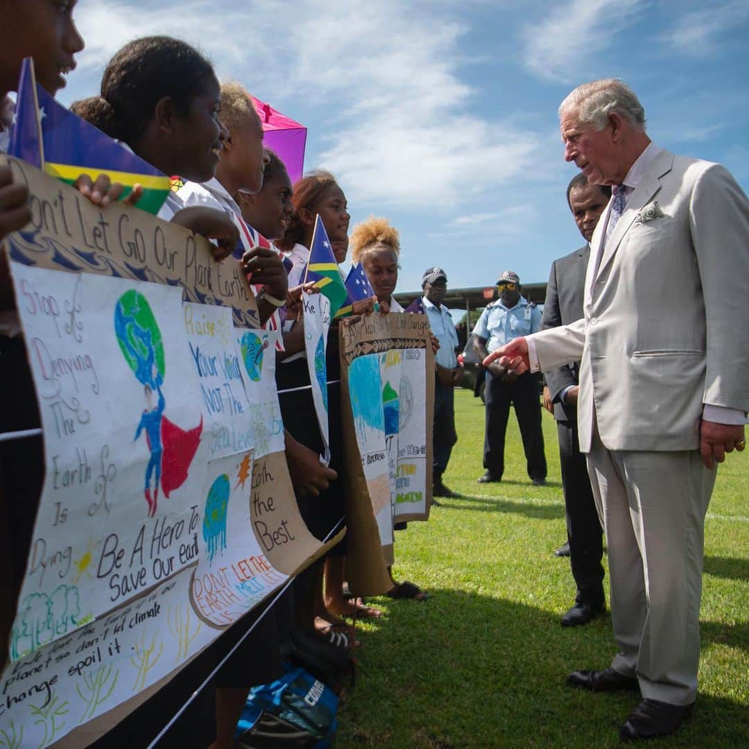クラレンス邸さんのインスタグラム写真 - (クラレンス邸Instagram)「“It has long been my wish to visit these islands, having heard so much about them from The Queen and The Duke of Edinburgh following their own visits, which they both recall so fondly. I remember my father telling me about the warmth of the welcome he was given on his first visit here in 1959.” The Prince of Wales has spent a second day in the Solomon Islands, on what is the final day of the Autumn Tour 2019. #RoyalVisitSI  The Prince received a traditional welcome to Parliament House in Honiara where HRH addressed Parliament and met MPs.  At a community event focused on oceans, The Prince of Wales watched cultural performances and met local schoolchildren who have been learning about ocean governance.  Follow the link in our bio to read more. 🇸🇧 📸 PA / Clarence House」11月25日 21時22分 - clarencehouse