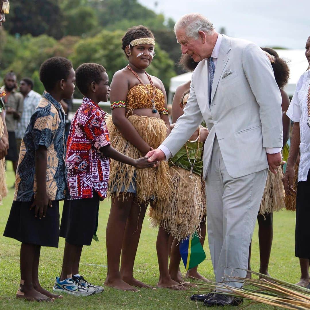 クラレンス邸さんのインスタグラム写真 - (クラレンス邸Instagram)「“It has long been my wish to visit these islands, having heard so much about them from The Queen and The Duke of Edinburgh following their own visits, which they both recall so fondly. I remember my father telling me about the warmth of the welcome he was given on his first visit here in 1959.” The Prince of Wales has spent a second day in the Solomon Islands, on what is the final day of the Autumn Tour 2019. #RoyalVisitSI  The Prince received a traditional welcome to Parliament House in Honiara where HRH addressed Parliament and met MPs.  At a community event focused on oceans, The Prince of Wales watched cultural performances and met local schoolchildren who have been learning about ocean governance.  Follow the link in our bio to read more. 🇸🇧 📸 PA / Clarence House」11月25日 21時22分 - clarencehouse