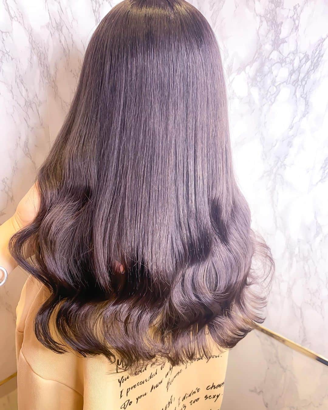原涼香のインスタグラム：「白肌プレミアムオルチャンカラー🇰🇷✨ 『 lavender grayge 』 話題の #プレミアムケアカラー💞 で、艶髪GETしましょう〜‼️ ㅤㅤㅤㅤㅤㅤㅤㅤㅤㅤㅤㅤㅤ このお客様は、もともと2〜3回ブリーチベースで 前回のトーンダウンした残留色素を #カラーリムーバー で取り除き、 ブリーチベースをカムバさせました❤︎ ㅤㅤㅤㅤㅤㅤㅤㅤㅤㅤㅤㅤㅤ」