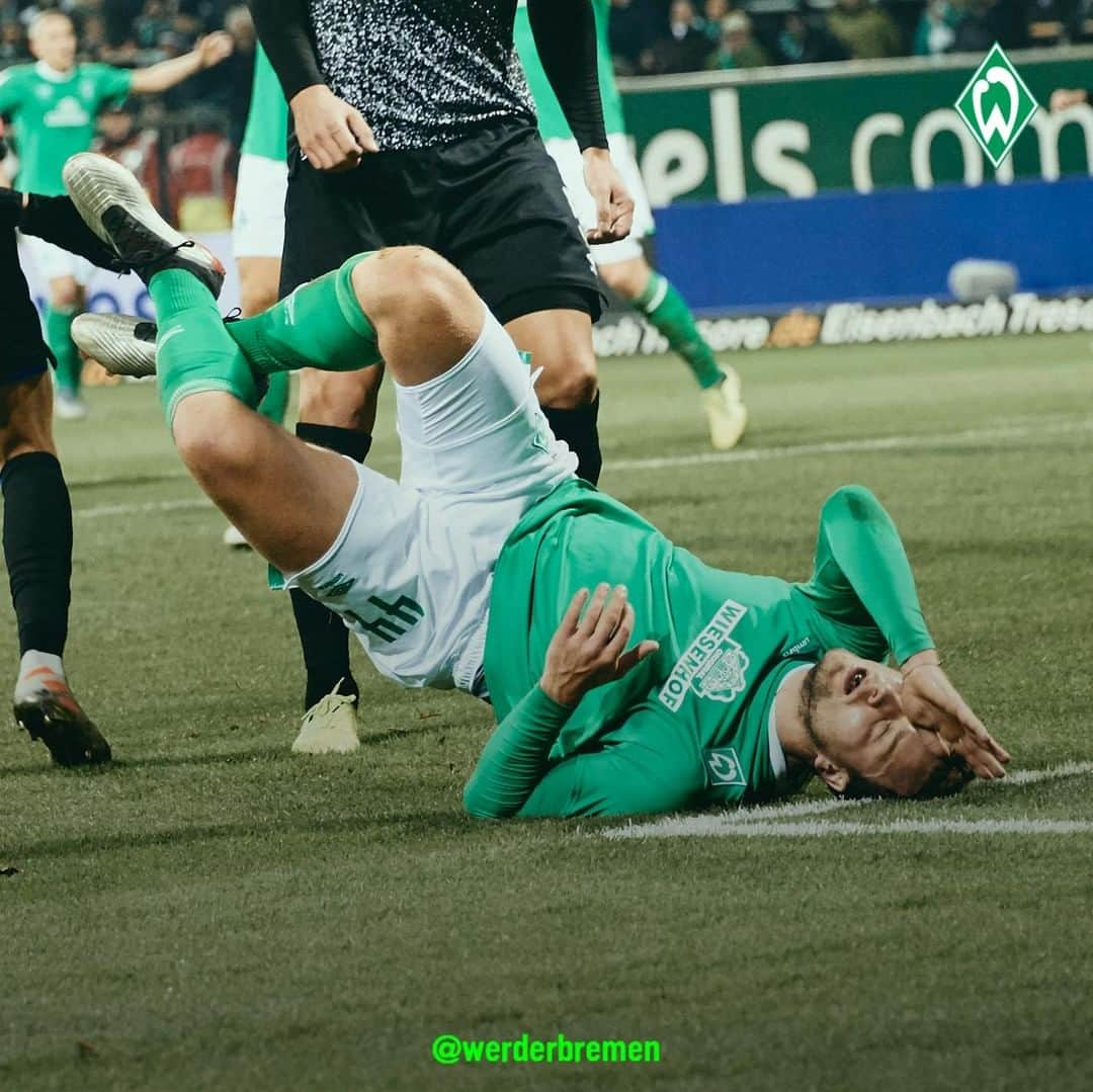 ヴェルダー・ブレーメンさんのインスタグラム写真 - (ヴェルダー・ブレーメンInstagram)「Zugegeben: So fühlen wir uns heute...😖 _______ #werder #bremen #svw #montag #mondaymood #wochenendkater」11月25日 21時27分 - werderbremen