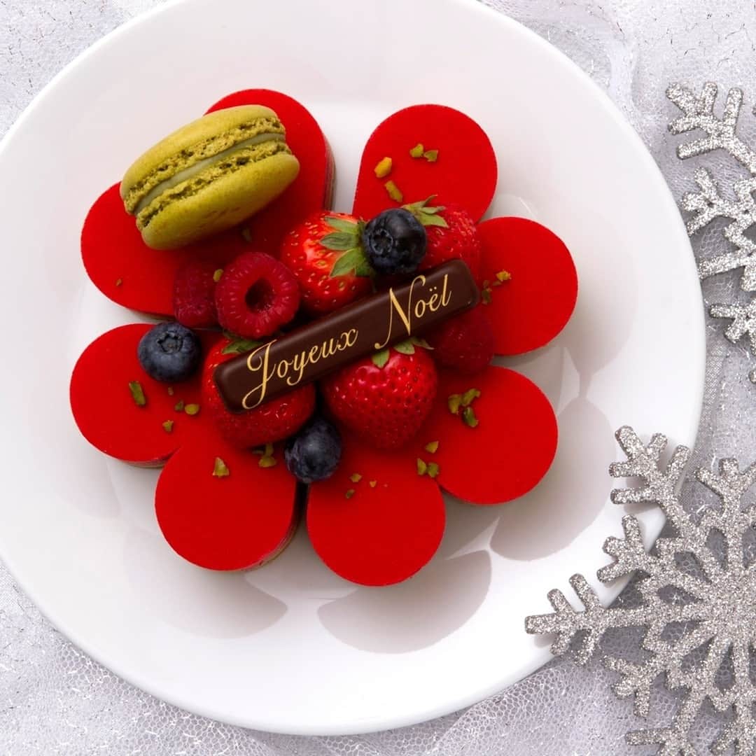 pâtisserie Sadaharu AOKI parisさんのインスタグラム写真 - (pâtisserie Sadaharu AOKI parisInstagram)「クリスマスに咲く鮮やかで可憐な花「ノエル サヤ フルール」 . ビビッドで色鮮やかなビジュアルが目を引く「ノエル サヤ フルール」は、ショコラブラン（ホワイトチョコレート）で仕立てたイチゴのクリームと、香り高いピスタチオのクリームを重ねた華やかな”フルール（＝花）”のケーキ。 . 鮮彩な色合いとはうらはらに、口あたりはとてもまろやかでやさしい味わい。イチゴの甘酸っぱさと、ピスタチオの個性的な旨味とコク、ヘーゼルナッツのサブレの香ばしさが口いっぱいに広がります。 . 美しく咲いた可憐な花を添えて華やかなクリスマスを。 . 【クリスマスケーキ予約受付期間】 12/13まで（店頭は12/15まで） . 【お引き渡し日】12/21・22・23・24・25（新宿伊勢丹店は24.25のみ） . ※ケーキ・ご予約方法の詳細はオフィシャルサイトをご覧ください。 . #sadaharuaoki #サダハルアオキ #patisseriesadaharuaoki #パティスリーサダハルアオキパリ #デザート#デザート部 #インスタスイーツ#スイーツ部 #スイーツ巡り #スイーツテロ #インスタ映えスイーツ#大人スイーツ #ティータイム #コーヒーのお供#手土産 #差し入れ#フォトジェニックスイーツ #期間限定スイーツ #甘いもの大好き #ノエルサヤフルール#サヤ#クリスマスケーキ #クリスマス #クリスマス2019  #ケーキ好き #ケーキ大好き #限定スイーツ #いちご好き #いちごスイーツ #いちごケーキ」11月25日 21時30分 - sadaharuaoki_official