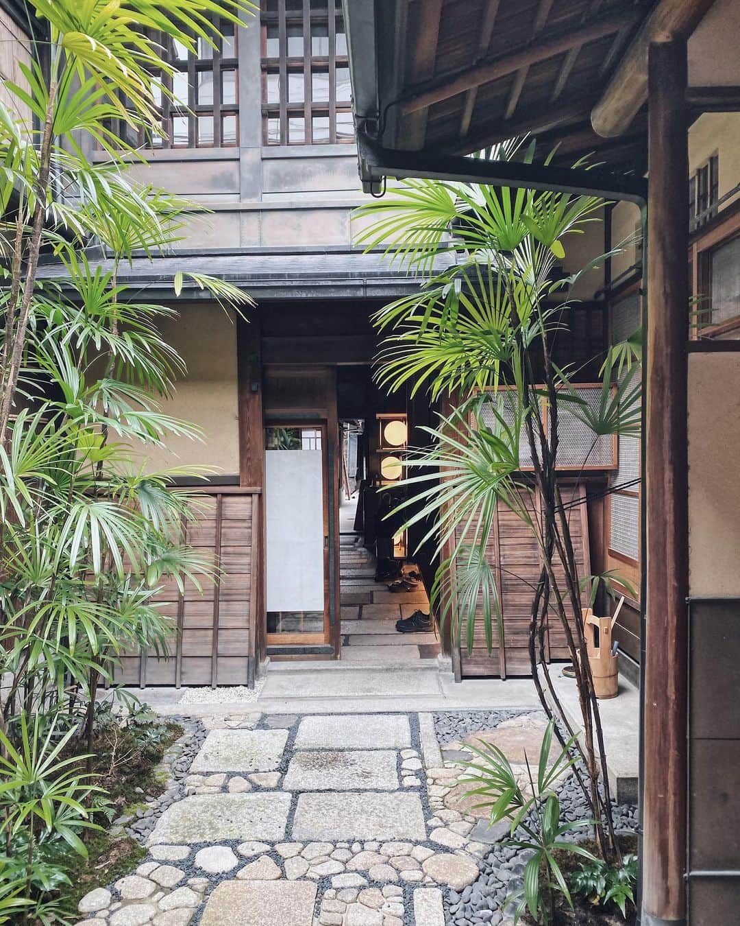 久林紘子さんのインスタグラム写真 - (久林紘子Instagram)「📍🛌 @ensoango ﻿ ﻿ ﻿ ﻿ ﻿ 京都内に5棟。それぞれにコンセプトが違うホテルの分散型ホテル。﻿ 様々なアーティストさん（アトリエ・オイや日比野克彦さんなどなど）のアートやデザインが詰まり、コスパ良く、デザインもミニマルでとても快適でした✨﻿ ﻿ Thank you @haseko_tokyo 💫﻿ #kyoto #kyotohotel #ensoango #京都 #京都ホテル #京都旅行 #そうだ京都行こう #エンソウアンゴ #エンソウアンゴ富小路通ii」11月25日 21時32分 - rohicocco