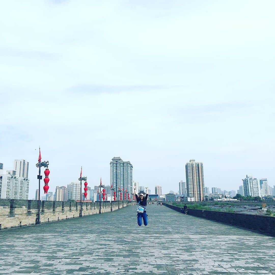 伊藤三巳華のインスタグラム：「『HONKOWA』発売中！✨『視えるんです。』は中国・西安での私の前世探しです！私…次の世界を見るために人柱になりました！笑 #中国広いよ #西安城壁 #好きです中国」
