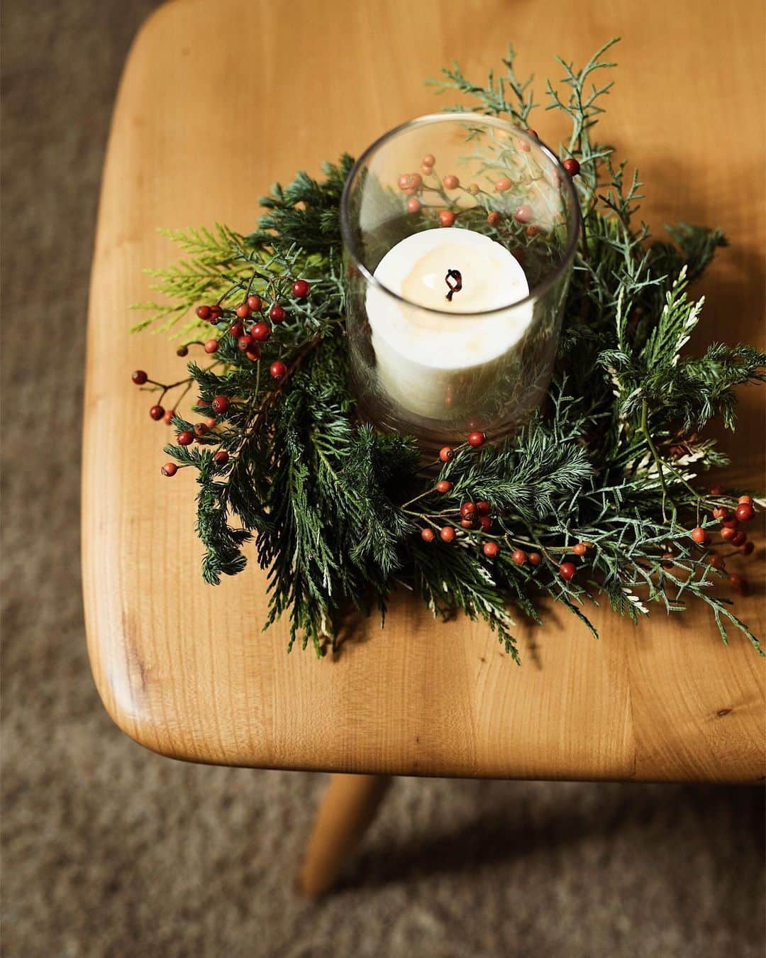 増田由希子さんのインスタグラム写真 - (増田由希子Instagram)「🎄🕯🎄 #rusticwreaths #christmasdecor #wreath #candlewreath #霽れと褻 今年も一年間 @fare_to_qe 定期便新聞表紙の撮影を担当させていただきました。花農園の生産者さんに喜んでいただけていたら嬉しく思います。 今年一年、本当にありがとうございました。  写真は12月号、埼玉県 浜花園さんの「コニファー」です🎄」11月25日 21時38分 - nonihana_