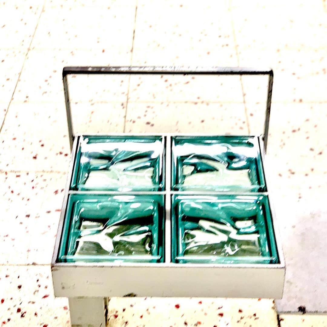 武井義明さんのインスタグラム写真 - (武井義明Instagram)「大江戸線赤羽橋駅のホームのあちこちにガラスブロックが。カッコいいなあ。調べたらイタリアのベトロアレド社が製作した物だそう。地域との関連性はよくわからない。」11月25日 21時40分 - bebechef