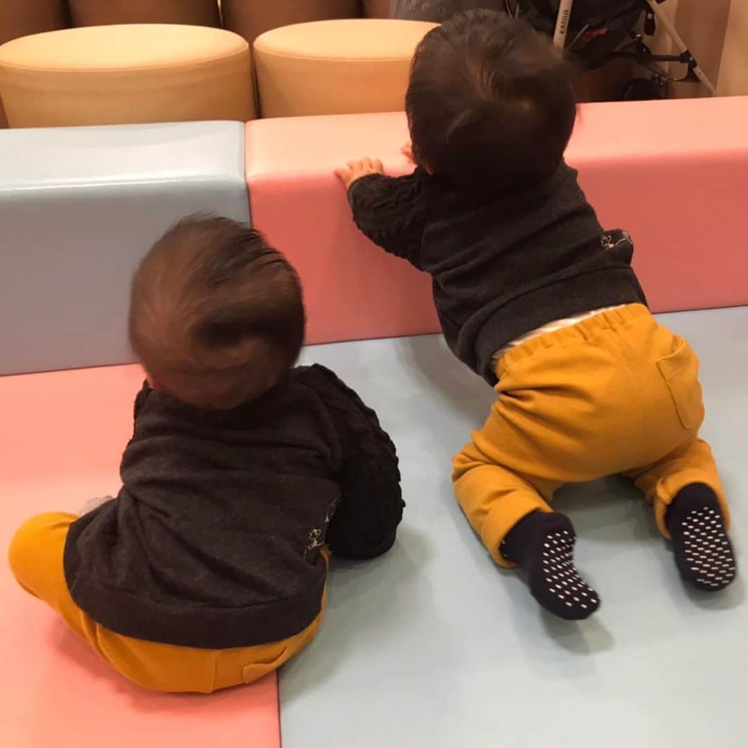 上代真希さんのインスタグラム写真 - (上代真希Instagram)「双子コーデ💕可愛すぎる😂💕 ・ 大きい方がうちの子です😊 大きい方より小さい方がしっかり立つ。笑笑  #双子コーデ#スヌーピー#偶然同じの持ってた#4ヶ月差」11月25日 21時40分 - maki_kamidai