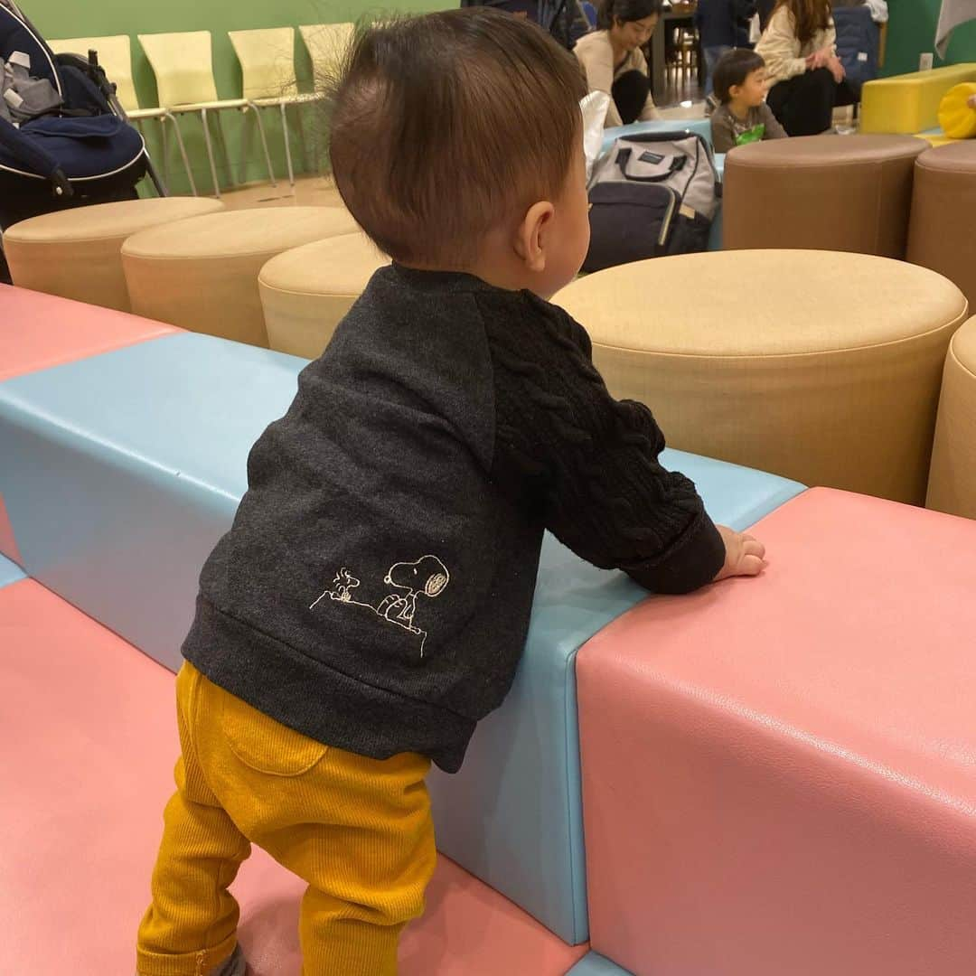 上代真希さんのインスタグラム写真 - (上代真希Instagram)「双子コーデ💕可愛すぎる😂💕 ・ 大きい方がうちの子です😊 大きい方より小さい方がしっかり立つ。笑笑  #双子コーデ#スヌーピー#偶然同じの持ってた#4ヶ月差」11月25日 21時40分 - maki_kamidai