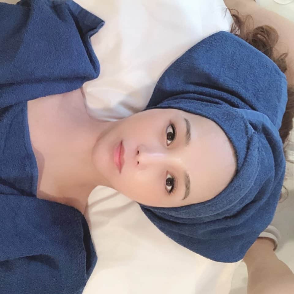 のインスタグラム：「今日はエステ三昧💆‍♀️ ． BTBでもみ出ししてから ． @laura_tokyo  ハーブリプロ🌿 ． 毎年冬になると 油断して太るし 肌はガサガサになるし☹️ ． 夏前は大変な思いで🏃‍♀️ 痩せたり色々するから💦 ． 太らないように 肌荒れしないように 日々ケアするのが1番だよね ． #美活#ハーブリプロ #目指せ#陶器肌  #ハーブピーリング #lauratokyo  #痩身#BTB」