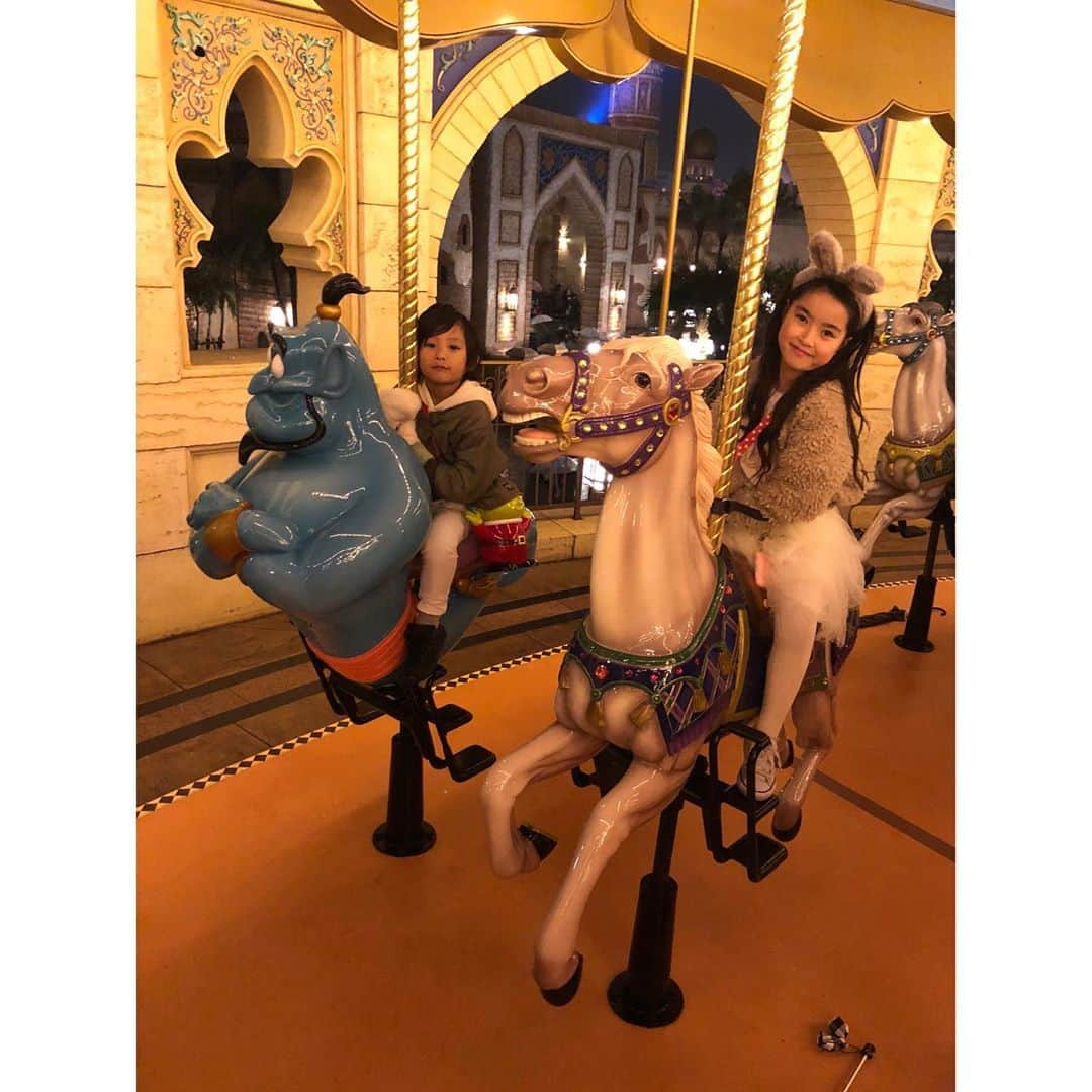 ayakoさんのインスタグラム写真 - (ayakoInstagram)「先日 みほちゃん親子 @_miho_7  雨風の中😂 DisneySea へ 寒すぎて雨も強くて何やってんだろ と最初は思ったけれど… 新アトラクションの #ソアリン にも乗れて… とにかく感動😭😭😭 あと100回乗りたい‼️ * * 雨の日Disneyもしっかり Disney magicかかってきました😂💕 楽しかった😆💕 でも写真が…www 最後の写真の ナンパ感😂😂😂 ❤︎ #fashion#coordinate#ootd#trend#outfit#instafashion#twins#love#kidsfashion#twinslove#twinsboys#mamagirl#ママリ#男の子#双子」11月25日 21時44分 - ayaya315