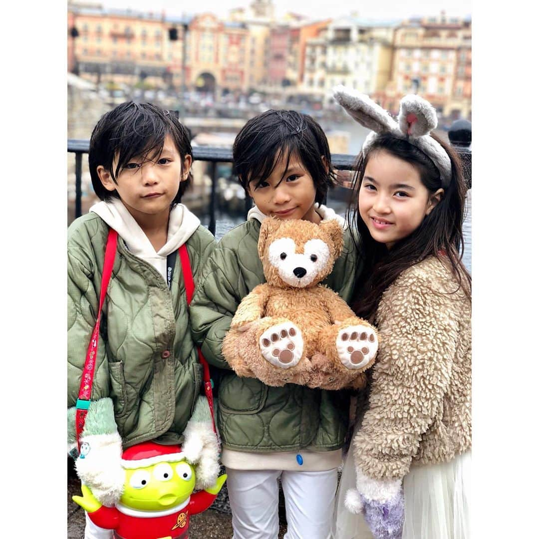 ayakoさんのインスタグラム写真 - (ayakoInstagram)「先日 みほちゃん親子 @_miho_7  雨風の中😂 DisneySea へ 寒すぎて雨も強くて何やってんだろ と最初は思ったけれど… 新アトラクションの #ソアリン にも乗れて… とにかく感動😭😭😭 あと100回乗りたい‼️ * * 雨の日Disneyもしっかり Disney magicかかってきました😂💕 楽しかった😆💕 でも写真が…www 最後の写真の ナンパ感😂😂😂 ❤︎ #fashion#coordinate#ootd#trend#outfit#instafashion#twins#love#kidsfashion#twinslove#twinsboys#mamagirl#ママリ#男の子#双子」11月25日 21時44分 - ayaya315