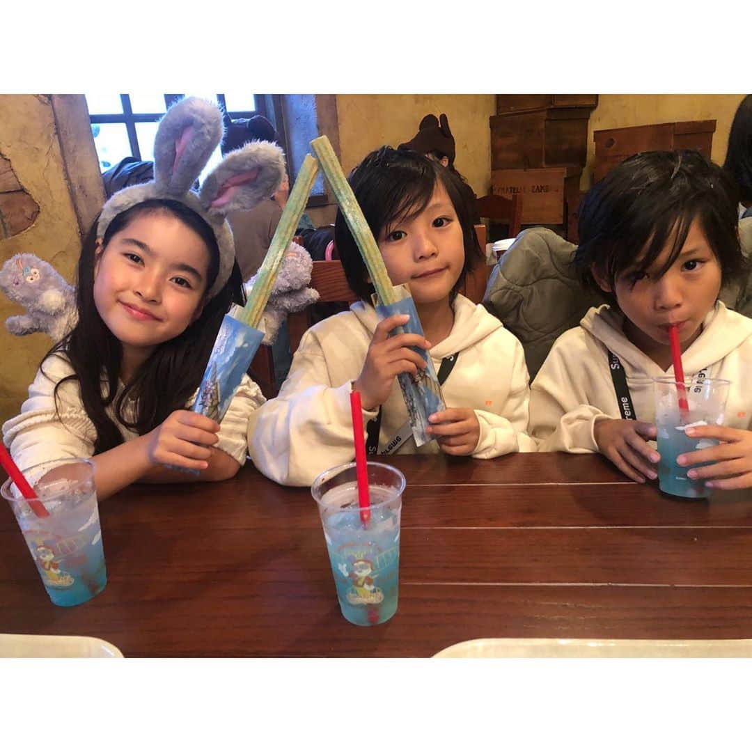 ayakoさんのインスタグラム写真 - (ayakoInstagram)「先日 みほちゃん親子 @_miho_7  雨風の中😂 DisneySea へ 寒すぎて雨も強くて何やってんだろ と最初は思ったけれど… 新アトラクションの #ソアリン にも乗れて… とにかく感動😭😭😭 あと100回乗りたい‼️ * * 雨の日Disneyもしっかり Disney magicかかってきました😂💕 楽しかった😆💕 でも写真が…www 最後の写真の ナンパ感😂😂😂 ❤︎ #fashion#coordinate#ootd#trend#outfit#instafashion#twins#love#kidsfashion#twinslove#twinsboys#mamagirl#ママリ#男の子#双子」11月25日 21時44分 - ayaya315