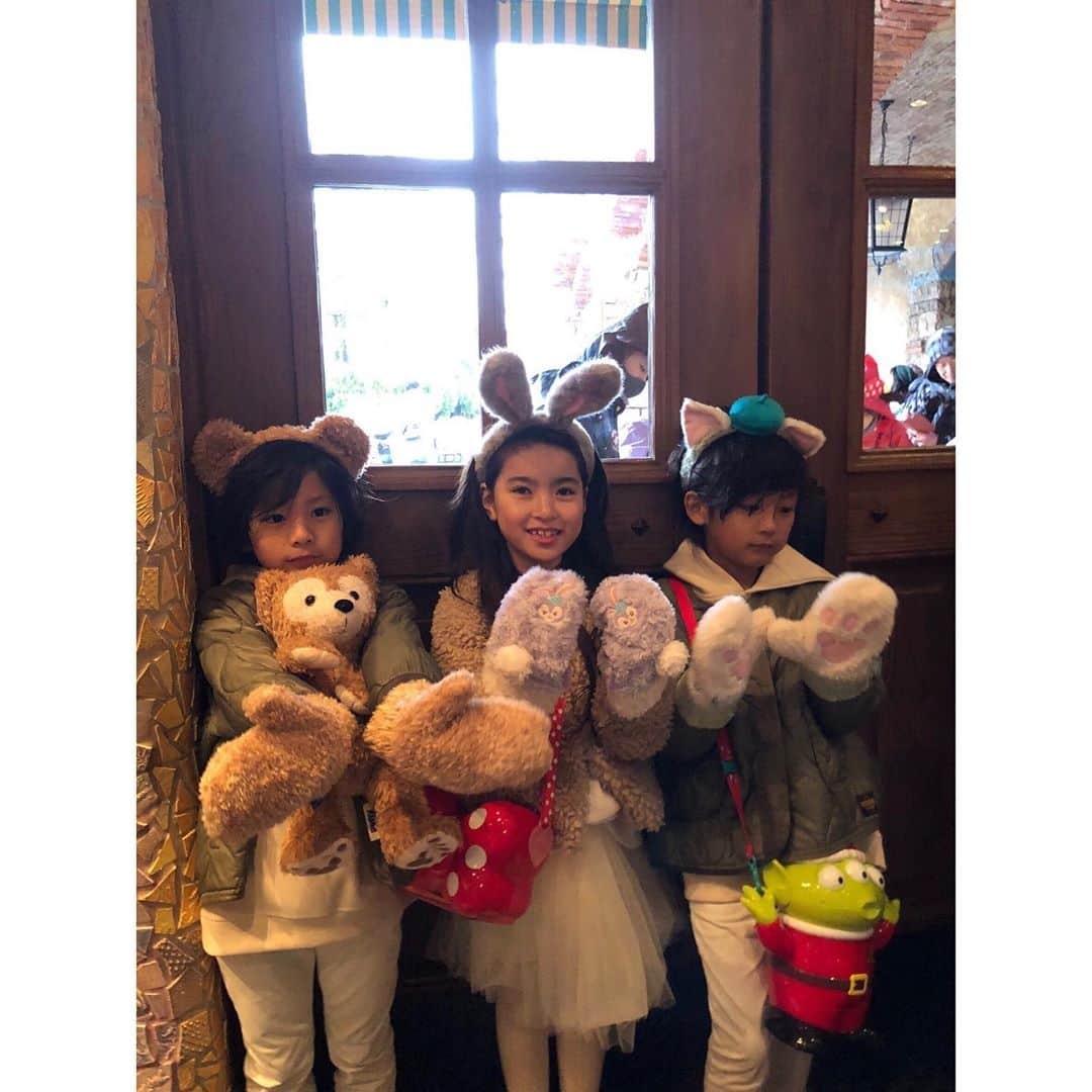 ayakoさんのインスタグラム写真 - (ayakoInstagram)「先日 みほちゃん親子 @_miho_7  雨風の中😂 DisneySea へ 寒すぎて雨も強くて何やってんだろ と最初は思ったけれど… 新アトラクションの #ソアリン にも乗れて… とにかく感動😭😭😭 あと100回乗りたい‼️ * * 雨の日Disneyもしっかり Disney magicかかってきました😂💕 楽しかった😆💕 でも写真が…www 最後の写真の ナンパ感😂😂😂 ❤︎ #fashion#coordinate#ootd#trend#outfit#instafashion#twins#love#kidsfashion#twinslove#twinsboys#mamagirl#ママリ#男の子#双子」11月25日 21時44分 - ayaya315