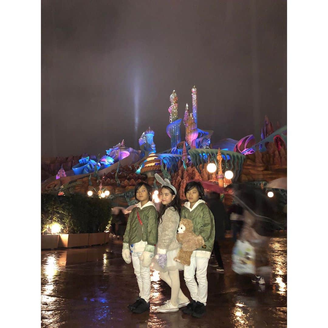 ayakoさんのインスタグラム写真 - (ayakoInstagram)「先日 みほちゃん親子 @_miho_7  雨風の中😂 DisneySea へ 寒すぎて雨も強くて何やってんだろ と最初は思ったけれど… 新アトラクションの #ソアリン にも乗れて… とにかく感動😭😭😭 あと100回乗りたい‼️ * * 雨の日Disneyもしっかり Disney magicかかってきました😂💕 楽しかった😆💕 でも写真が…www 最後の写真の ナンパ感😂😂😂 ❤︎ #fashion#coordinate#ootd#trend#outfit#instafashion#twins#love#kidsfashion#twinslove#twinsboys#mamagirl#ママリ#男の子#双子」11月25日 21時44分 - ayaya315
