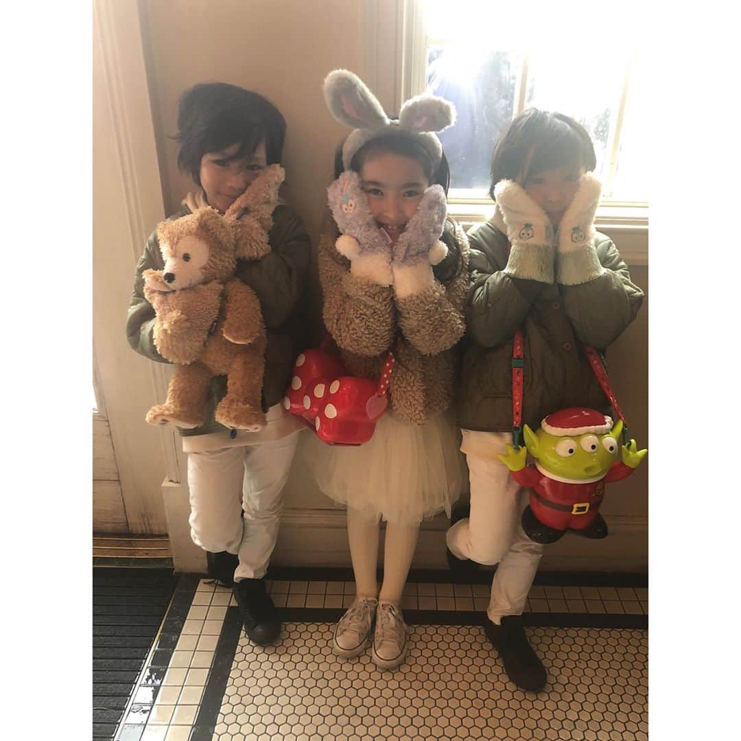 ayakoさんのインスタグラム写真 - (ayakoInstagram)「先日 みほちゃん親子 @_miho_7  雨風の中😂 DisneySea へ 寒すぎて雨も強くて何やってんだろ と最初は思ったけれど… 新アトラクションの #ソアリン にも乗れて… とにかく感動😭😭😭 あと100回乗りたい‼️ * * 雨の日Disneyもしっかり Disney magicかかってきました😂💕 楽しかった😆💕 でも写真が…www 最後の写真の ナンパ感😂😂😂 ❤︎ #fashion#coordinate#ootd#trend#outfit#instafashion#twins#love#kidsfashion#twinslove#twinsboys#mamagirl#ママリ#男の子#双子」11月25日 21時44分 - ayaya315