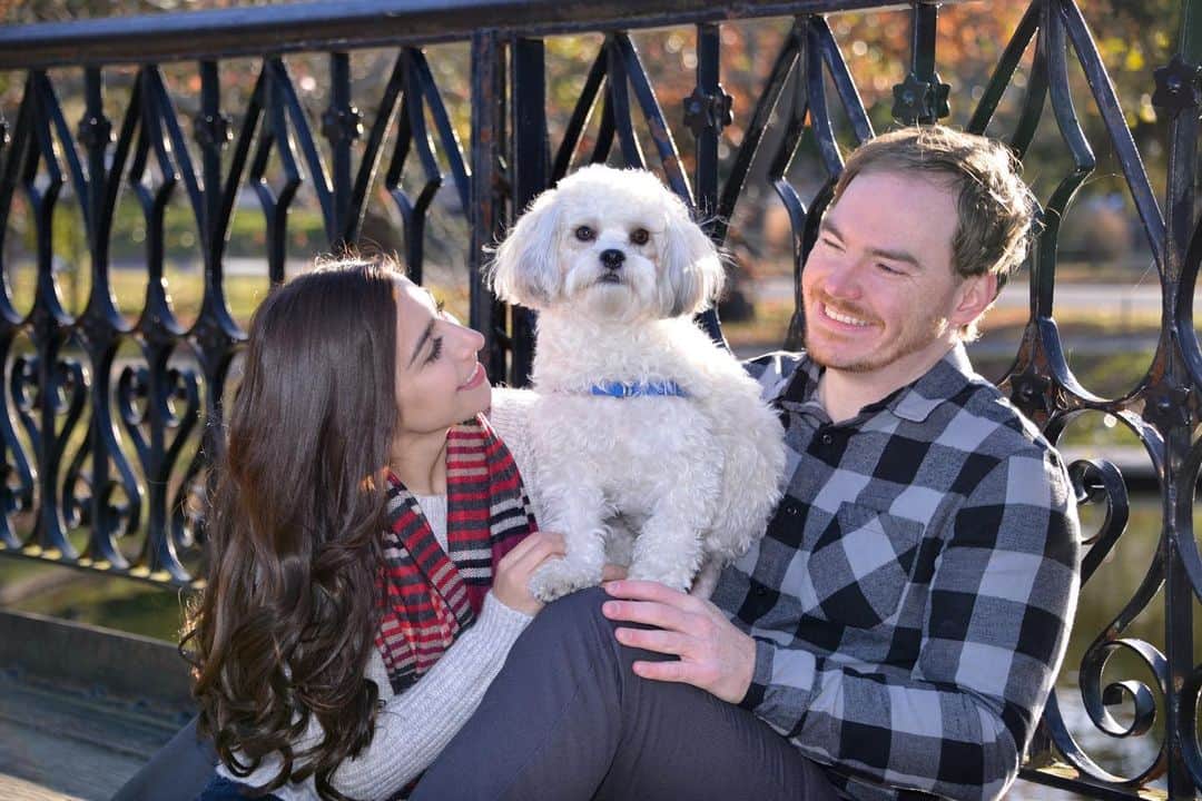 マリッサ・キャステリのインスタグラム：「My favorite guys.📸: @jennifernevesphotography . . . . . . *#mcm #engagementphotos #shichonsofinstagram #fall #shichon」