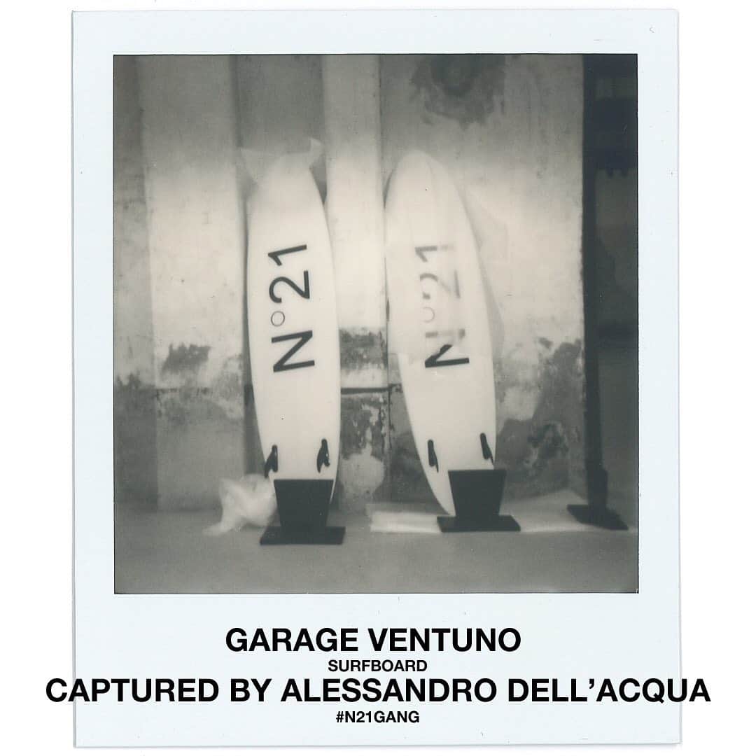 ヌメロ ヴェントゥーノさんのインスタグラム写真 - (ヌメロ ヴェントゥーノInstagram)「CAPTURED BY ALESSANDRO DELL’ACQUA. A series of polaroids that documents the vision of Alessandro dell’Acqua, founder and creative director of N21. #N21 #numeroventuno #alessandrodellacqua #N21Gang #GarageVentuno #N21Transitional05」11月25日 21時47分 - numeroventuno