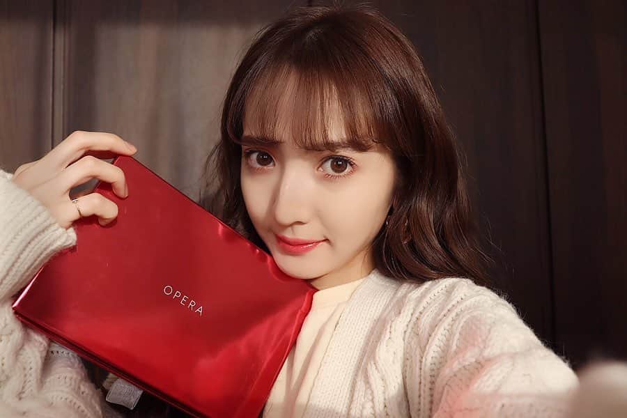 平木愛美のインスタグラム：「OPERA xmas🌲❤️ 大好きな"赤リップ"のギフトボックスを頂きました。定番カラーと、冬にぴったりな可愛い限定色が入っていて、とっても嬉しい♡  operaのリップはスティックとは思えないほど塗り心地滑らかで、透明感＆潤いのある唇にしてくれるところが好きなのです。💕 #オペラリップティント #オペラシアーリップカラー #唇にゆれる赤 #PR #operacosmetics @opera_cosmetics」