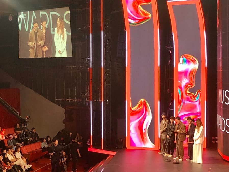 土井コマキのインスタグラム：「第10回金音創作獎 The Golden Indie Music Awardsの授賞式を、偶然見学させて貰えました。奇跡。 スペシャルゲストとしてプレゼンターをつとめたヨギー、ゲストライブを2曲披露したサチモス。2組の登場で客席から起きた歓声に、誇らしい気持ちになってしまった。わたし関係ないのに。嬉しくて〜。 それにしても、幅広く深く色んなアーティストを表彰しているこのアワードを行政が支えているという事実に驚いた。素晴らしいやん！ インディスピリットをもつ日本アーティストが、なぜこんなに台湾で評価されているのか、ずっと不思議に思っていたんだけど、自由に表現し、自由に楽しめるということを、当たり前ではないし幸せだと感じているということかも？ 真実は分からないけど、私がそう感じたということだけは、事実です。 ほんと、奇跡の夜に心から感謝。 この日に触れた音楽から、EVENING TAPで、 (火)血肉果汁機「逃出深海洋 」 (水)大象體操「Quilt feat. Kento NAGATSUKA (WONK)」 (木)ØZI feat. 9m88「B.O.」 をオンエアしました。 台湾に行きすぎなくらい遊びに行ってるけど、今回も、一歩近づけた気がした。みなさんありがとうございました。 #802tap #802mg  #こまきっぷ #台北 #台湾 #金音創作獎」