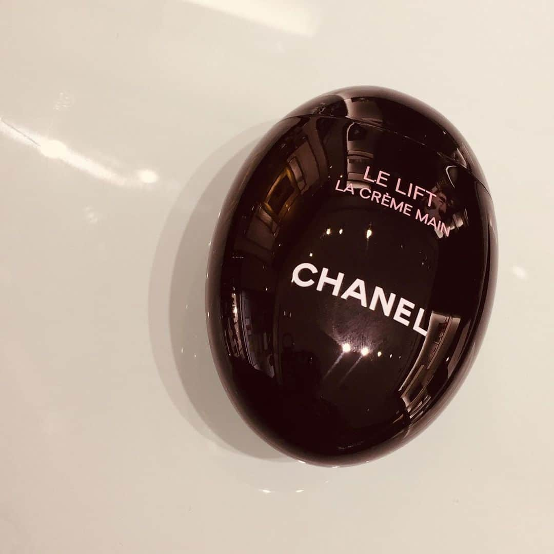 新山千春さんのインスタグラム写真 - (新山千春Instagram)「#CHANEL から BLACKも発売されて、 テクスチャーもいい感じです🖤 再入荷のタイミングで ラッキーでした(﹡ˆ﹀ˆ﹡) . Whiteの時も なかなか手に入らない程 人気だったけど 手のひらサイズの まぁるいこの フォルム可愛いなぁ😍」11月25日 21時52分 - chiharuuu_0114