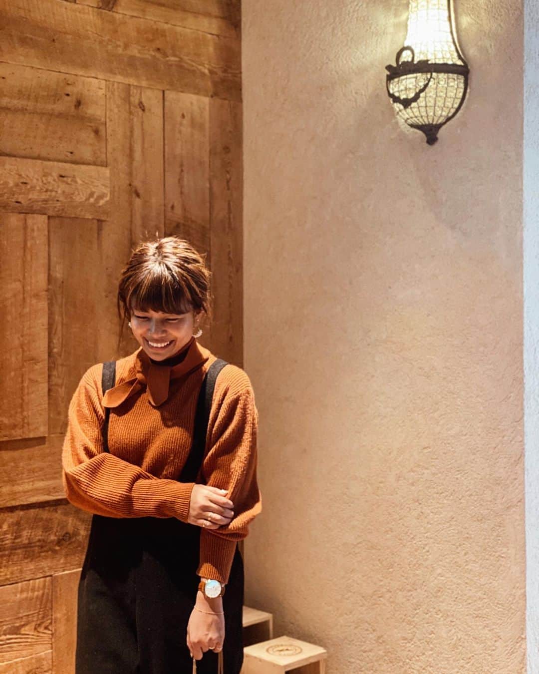 のインスタグラム：「もうすぐ、ブラックフライデー🌚﻿ ダニエルウェリントンが2019年最大のSALEがスタートします☺️🙏🏽﻿ 私の付けている腕時計と、リングも @danielwellington のもの⌚️ ☑︎本日から12/2まで腕時計とアクセサリーまたは、ストラップの購入で"30%OFF "﻿ ☑︎数量限定、一部の商品が50%OFF﻿ ☑︎15%OFFクーポンコード併用可能﻿ ☑︎ギフトラッピング無料﻿ ﻿ 15%OFFになるクーポンコードは「kurori」です👍🏽 公式サイトにて、チェックしてみてくださーい↓↓﻿ https://www.danielwellington.com/jp .﻿ .﻿ @danielwellington #ダニエルウェリントン #クロリサコーデ #DW新作　#ICONICLINK #DW手元ルックス #腕時計 #danielwellington #ダニエルウェリントン #present #プレゼント #gift  #アラサーコーデ #ママコーデ #大人可愛い #pr﻿ ﻿」