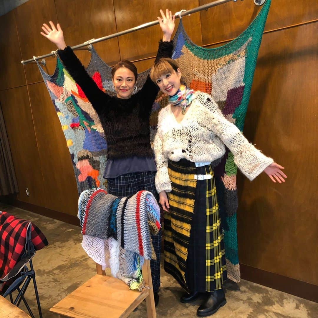 SHOKOさんのインスタグラム写真 - (SHOKOInstagram)「先日、元mc Sisterモデルの先輩、小田まゆみちゃん @oda_mayumi が手掛けるハンドメイドのニットブランド #Snowdon の展示会へ✨ まゆみちゃんのセンスには予ねてから大ファンなので、こんなに一気に作品が見られて嬉しかった！糸の色や素材の選び方、組み合わせとデザイン、どれをとっても唯一無二のアートピースばかり。どれも本当に素敵でしたが、一目で魅了された赤いニットをオーダーしました。写真5枚目で私が着ている白ニットに続き、私にとって2枚目の"Snowdon"。手に届くのが楽しみです♪ いつ会ってもカッコいいまゆみちゃんと作品に、パワーを頂きました❣️」11月25日 22時08分 - shoko_london