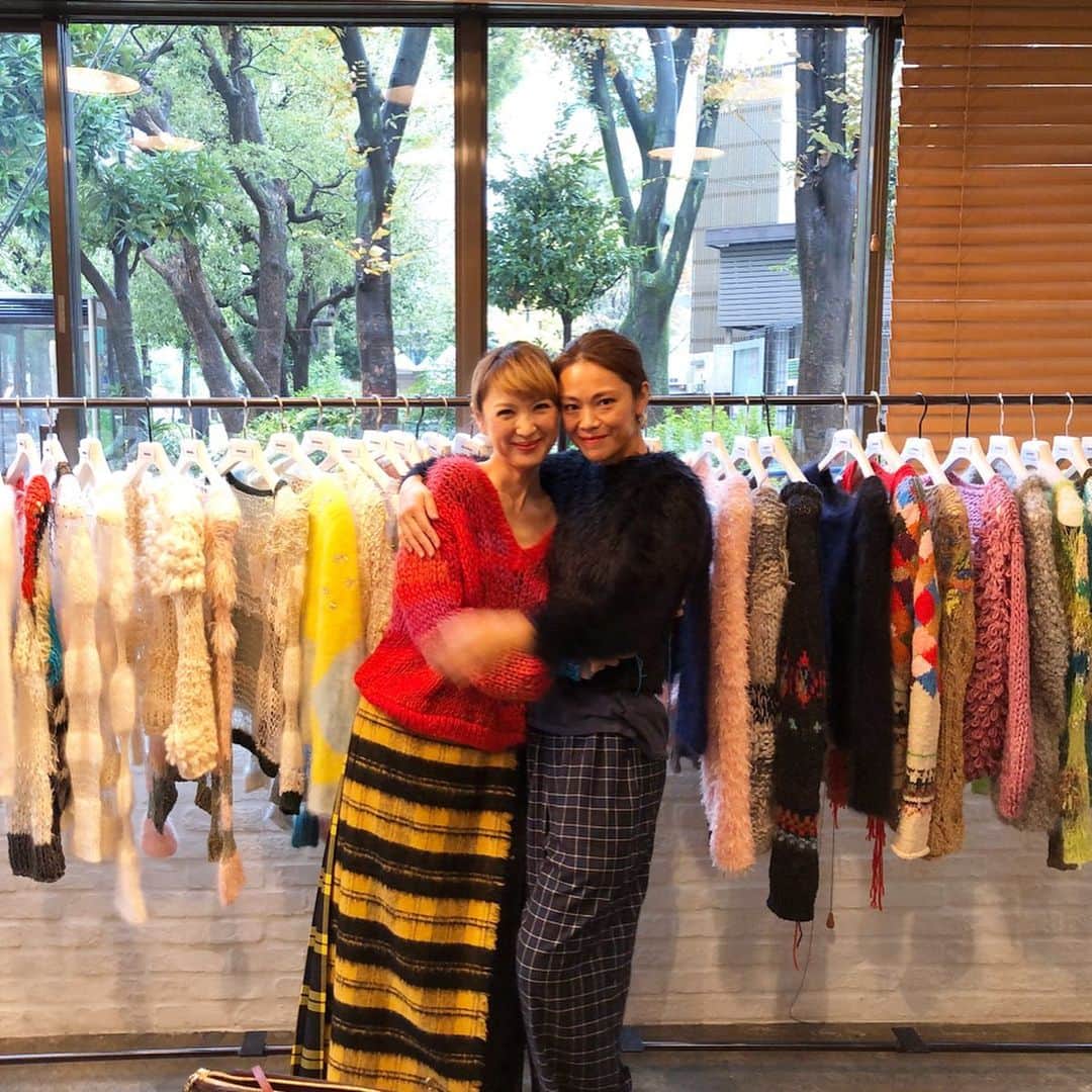 のインスタグラム：「先日、元mc Sisterモデルの先輩、小田まゆみちゃん @oda_mayumi が手掛けるハンドメイドのニットブランド #Snowdon の展示会へ✨ まゆみちゃんのセンスには予ねてから大ファンなので、こんなに一気に作品が見られて嬉しかった！糸の色や素材の選び方、組み合わせとデザイン、どれをとっても唯一無二のアートピースばかり。どれも本当に素敵でしたが、一目で魅了された赤いニットをオーダーしました。写真5枚目で私が着ている白ニットに続き、私にとって2枚目の"Snowdon"。手に届くのが楽しみです♪ いつ会ってもカッコいいまゆみちゃんと作品に、パワーを頂きました❣️」