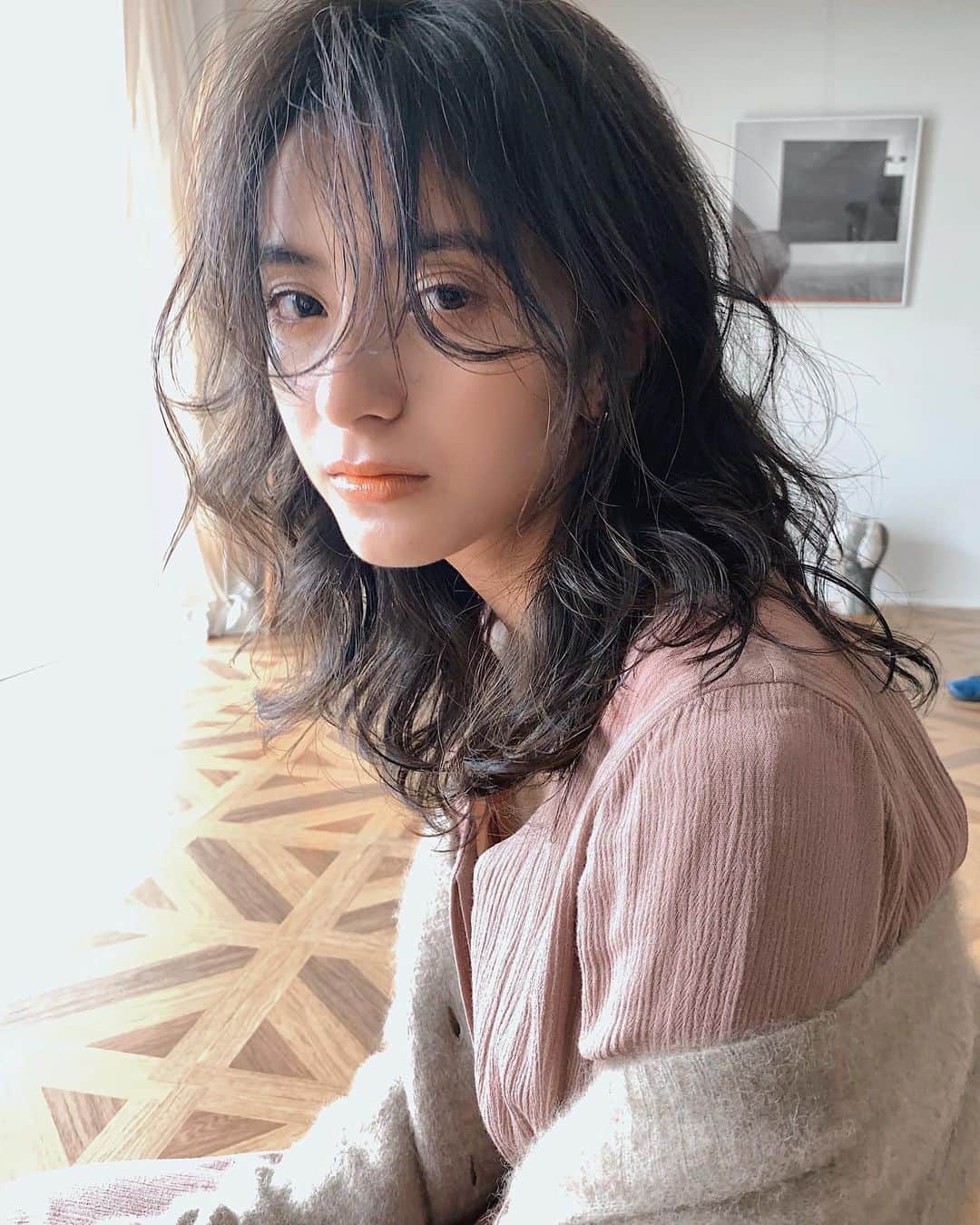 片山良平のインスタグラム：「・ ・ ・ 2019aw公開しました✂︎ 「Tender rays」 柔らかい光  インスタトップのURLから飛べます。 是非見てください☺️ #loness #aw #tenderrays #スタッフ全員で作った作品」