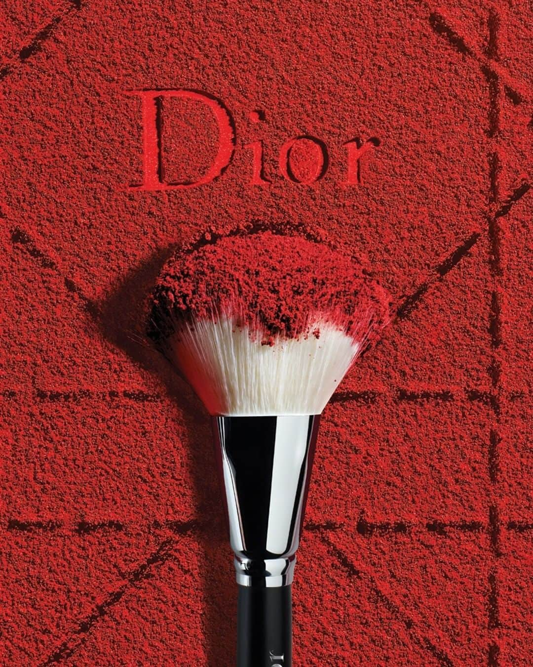 クリスチャンディオールさんのインスタグラム写真 - (クリスチャンディオールInstagram)「Dior Makeup honors the color red in all of its textures, from liquid to powder. Discover our Rouge Blush 999 in the iconic Dior cannage motif! • ROUGE BLUSH 999 • #diormakeup @diormakeup」11月25日 22時01分 - dior