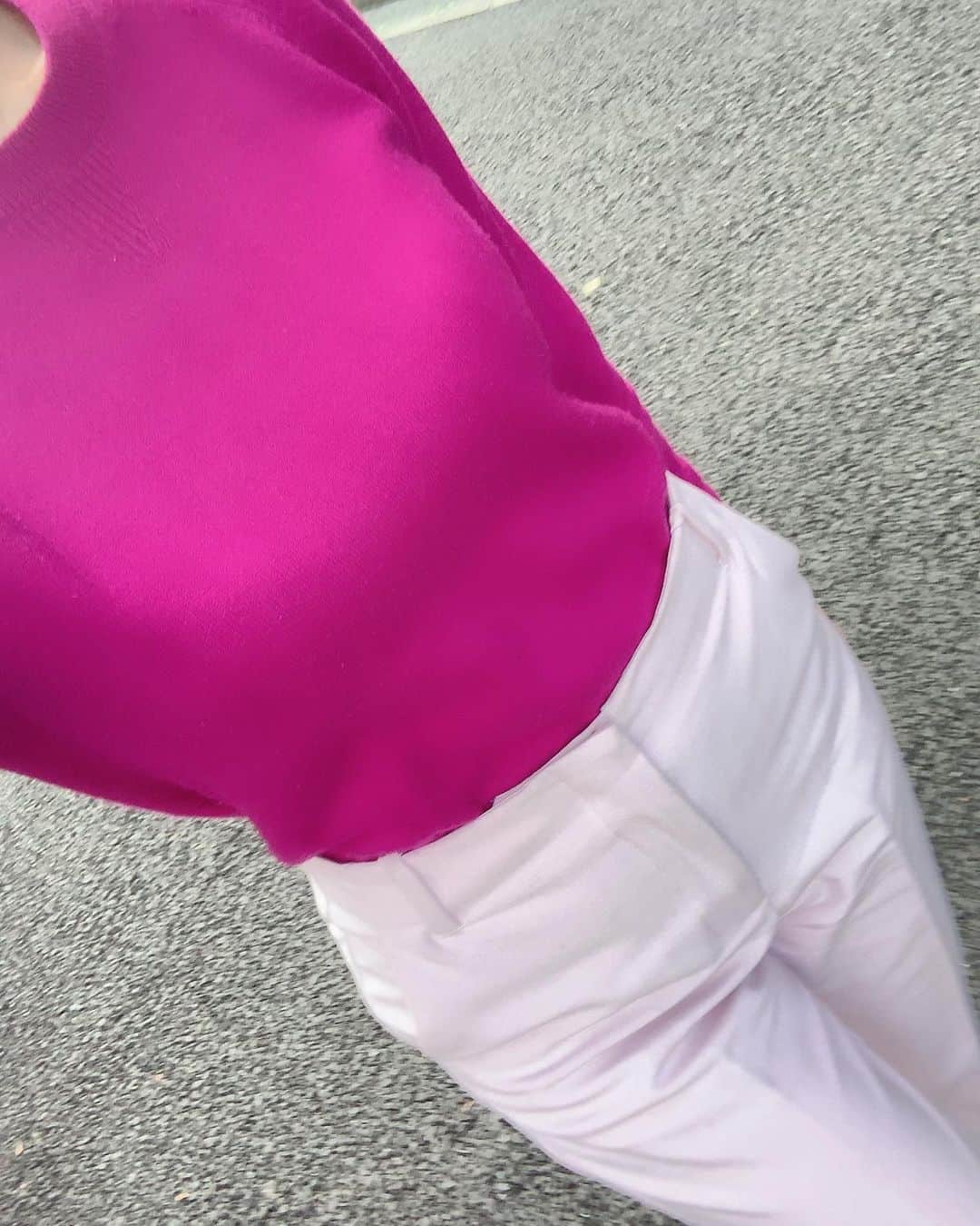 のインスタグラム：「※ I’m in PINK💗💗💗 . 今日はプチツイテナイ日…😱 . ハンドミラーの取手取れちゃうし 電車間違えて降りちゃうし 会社の時間間違えるし （早く着いちゃったから遅刻ではないのが救い） ハノイのホイさん突然お休みだし . 明るい色を着ててよかった‼️笑 . . #uniqlo #inesdelafressange #birthdaybash #birthdaybashshop  #pink #ピンクコーデ」