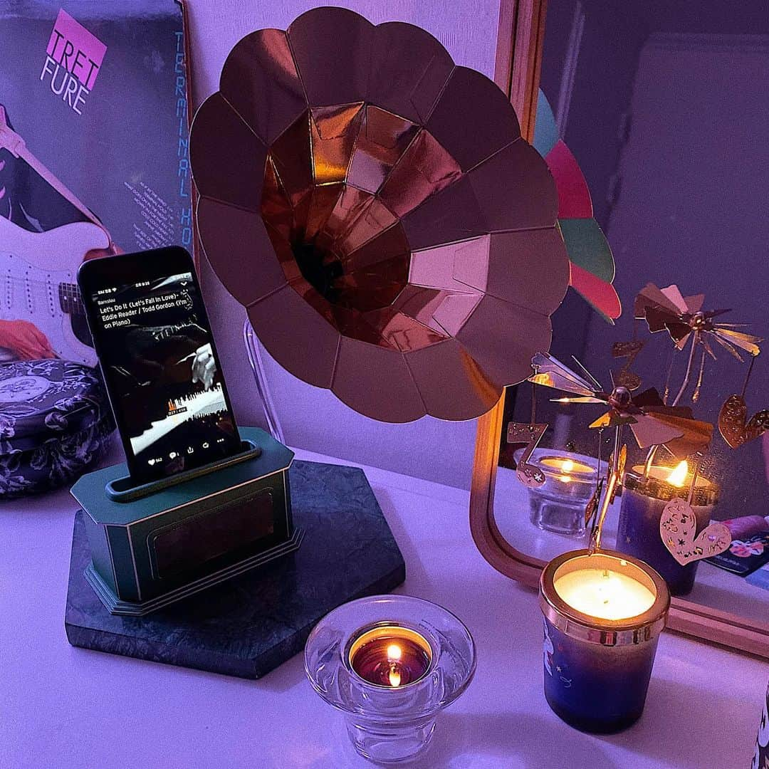 solsolさんのインスタグラム写真 - (solsolInstagram)「𝓱𝓸𝓵𝓲𝓭𝓪𝔂✨🥃🌙🛎🕯 직접 만든 DIY 레트로 스피커 모양의 페이퍼 스피커예요. 𝙶𝚛𝚎𝚎𝚗 𝙷𝚘𝚕𝚒𝚍𝚊𝚢 𝙼𝚘𝚘𝚍 𝚄𝚙! diy스피커 키트는 이니스프리 홀리데이 리미티드 에디션 구매시 2천원에 구매하실 수 있으며 판매금 일부는 세이브더칠드런에 기부 된답니다🎆이번 연말은 이니스프리와 함께,,🖤친구들한테 핸드크림 선물해야지✨ - #이니스프리#innisfree#그린홀리데이#2019그린홀리데이#홀리데이#홀리데이한정판#리미테드에디션#연말선물#연말선물추천#유료광고#연말파티」11月25日 22時06分 - solwlyy