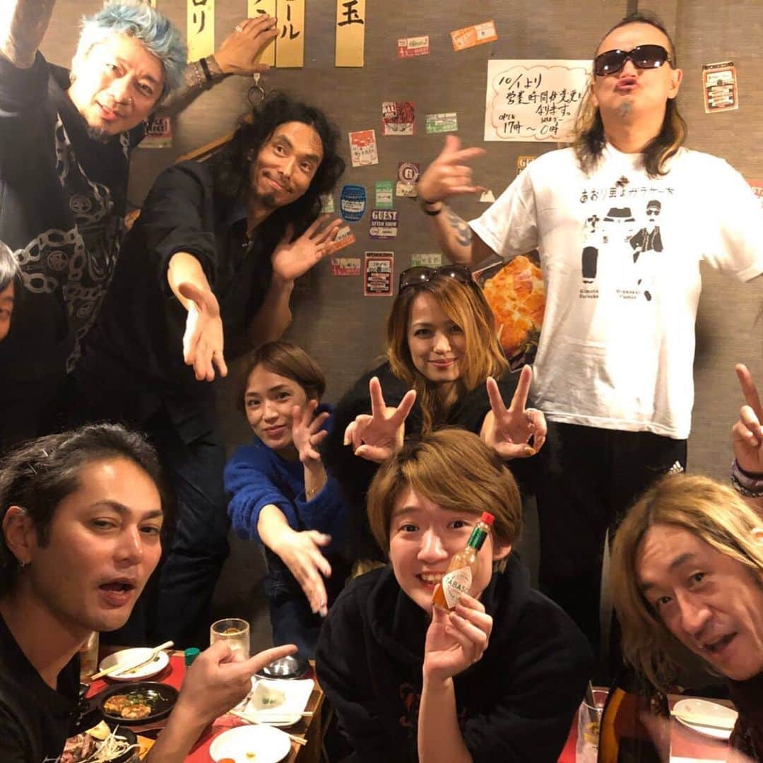 Ju-kenのインスタグラム：「チロさん達との笑いの絶えない名古屋、大阪、大阪ツアー、、、最高でした♫  この後は松田樹利亜バンド、アコースティックワンマンと、エレクトリックワンマン残すのみ🔥  どちらも最高の夜にしましょう🎸  #松田樹利亜　#原田喧太　#満園英二　#chirolynandtheangels」