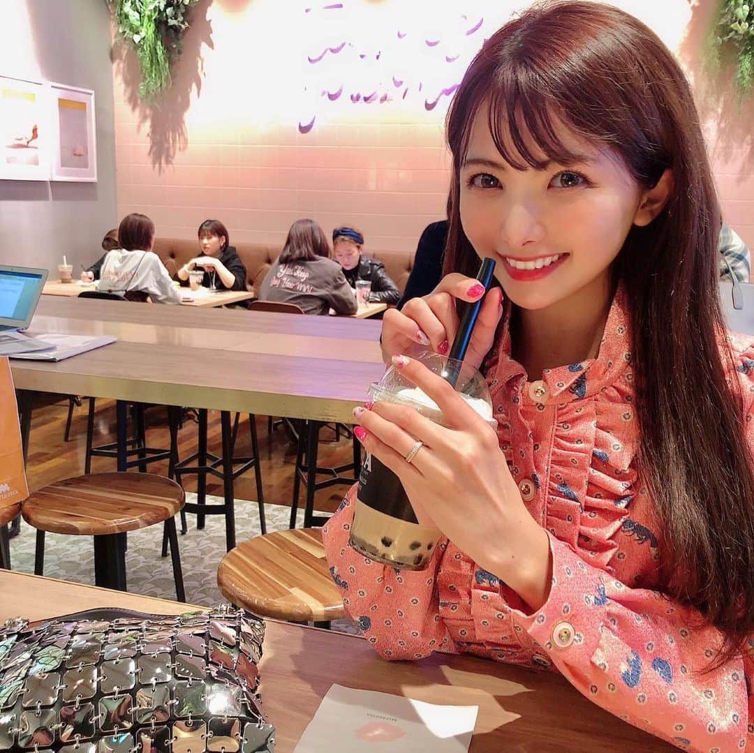 岡田栞奈のインスタグラム：「友達と映画観てタピった💓 久しぶりに飲むと美味しー💓 #映画 #タピオカ #女子会 #カフェ #alfredtearoom  #cafe」