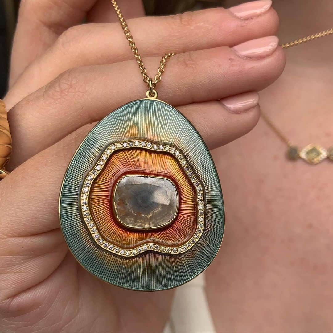 のインスタグラム：「My love of unique gemstones, textiles, painting, fine craftsmanship embodied in a piece that will be honored and loved. #rawdiamond #pinkdiamonds #enamel #fineengraving #brookegregson #textilesfinejewelry」