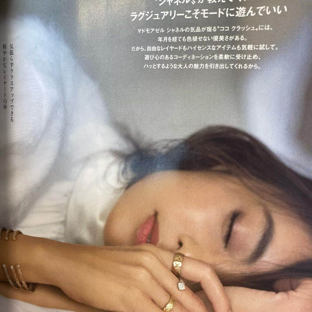 高橋志津奈さんのインスタグラム写真 - (高橋志津奈Instagram)「想いがありすぎて、なかなか書けなかった　@makikotakizawa の卒業話。 . すごいインパクトのある初登場から今まで、ずっと同じ職場の仲間として、同じく3人の母である立場でも滝マキと一緒に過ごしてきた日々。 . なんだろう、本当に、彼女はこのタイトル通りブレなかった。いろんなことが起きて、周りの環境も目まぐるしく変わって、私なんて都度都度ブレブレなのに😂本当に滝マキはブレない、芯が通った素敵な女性で、素敵なママで、素敵な妻で、そしてものすごく魅力的なモデルさんに成長して。 . 強くて美しいってこう言うことかと、横で見させてもらいました！ . 滝マキがいたか私もここまで成長できた気がしてます！ . たくさんの感動をありがとう😊 . で、今月の私の大好きな滝マキの写真❤️はー可愛い💕 . 可愛いのにサバサバした滝マキがスタッフもみんな大好き❤ . この号のたきしんさんのコメントを見て、1人ホロリと涙が出ました。ずっと頑張ってる姿を見守ってくれて、ちゃんと見ててくれるって素敵だなって感動🥺 . VERYNAVYでの活躍も楽しみにしてるよ！ . お疲れ様でした！ . また輝いてる滝マキを見るのを楽しみにしてまーす！」11月25日 22時13分 - shizunan