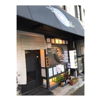 優木瑛美さんのインスタグラム写真 - (優木瑛美Instagram)「昔バイトしてたお店の店長と久々にご飯✨ . 店長は料理人に見えない料理人👍🏻 今は独立して大阪の中崎町で『天佑』というお店をやってはります！ . 天佑では食べたいもの言えば何でも作ってくれるらしいので(材料あれば)ぜひ押しかけて無理難題を突きつけてみて下さい😏 . 昔と変わらず変態やったけど。 (あきなとまこっちゃんに訴えてみる) . すぐ「えみは俺のこと好きやからな」って言うてくるとこ変わってなくて良かったですww . また天佑誰か連れて行きまーす🙋🏻‍♀️ . .  料理人もエンターテイナーって言葉 今日1番刺さったなー。 . . #天佑 #中崎町 #大阪 #何でも作ってくれるよ #店主はアゴが特徴 #メガネとアゴ #同じ料理は飽きるらしい #魚の目利きとチャーハンを追求してるらしい #腕は確か」11月25日 22時13分 - emi_yuuki