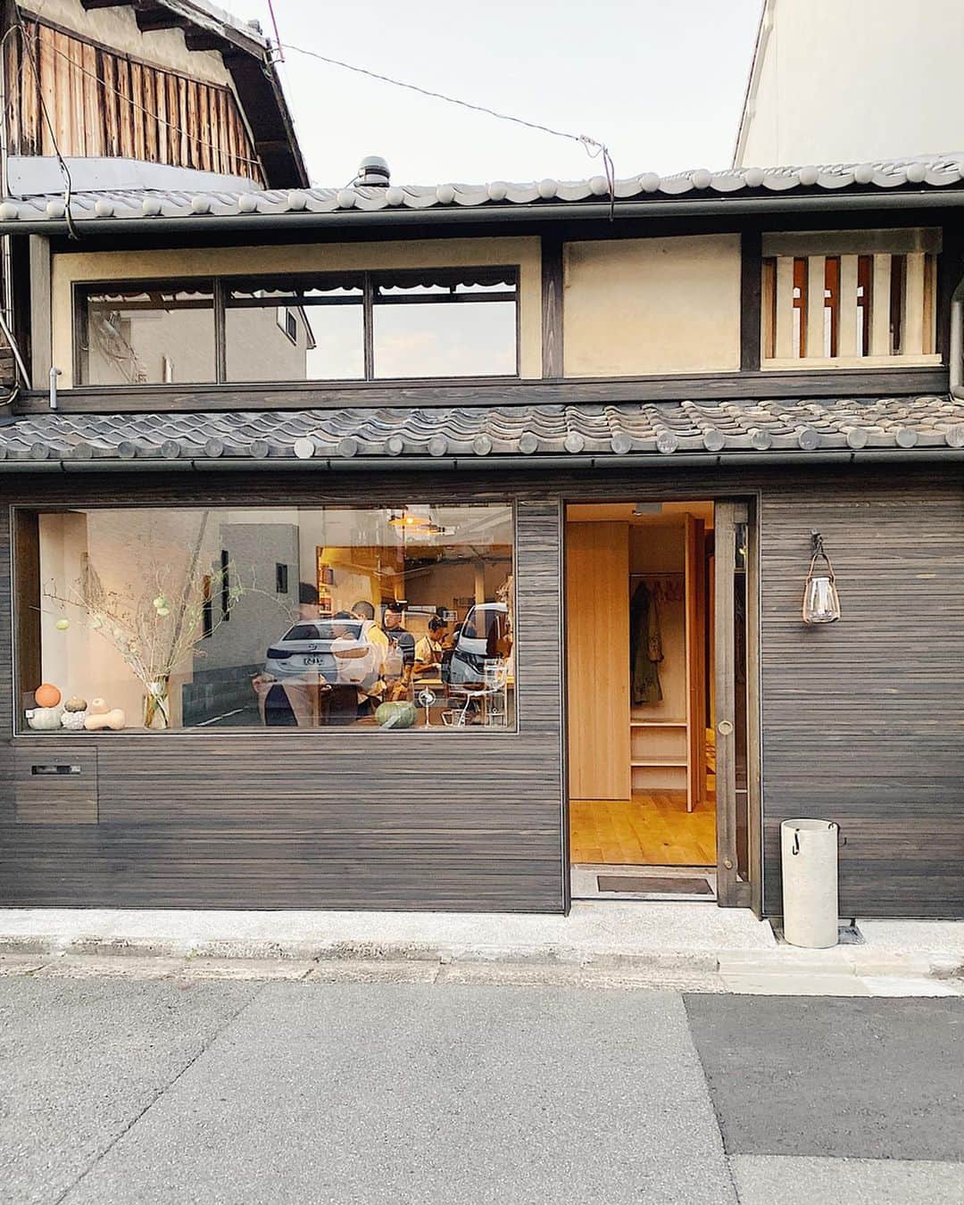 久林紘子さんのインスタグラム写真 - (久林紘子Instagram)「LURRA°🌐﻿ ﻿@lurra_kyoto ﻿ ﻿ ﻿ ご縁いただき、いつか伺ってみたかった﻿ LURRA°さんに予想外に早く伺うことができました🥺❤️﻿ 今年7月にオープンしたばかりですが、話題は東京でも耳に🙇‍♀️﻿ ﻿ 素敵なオーナーの3人を中心に、オープンキッチンでみなさんが楽しそうにお仕事されてるのもとっても印象的。﻿ 宮下さん @lurratakumi のわくわくな説明を聞きながら、お料理と同じくらい、@lurrayusuke さんが作り出すアルコールのペアリングも楽しめて👏﻿ Nomaにいらした @dinnerbykear さんのお料理も発酵や燻製、ハーブなどなど色々な出会いが楽しく、美しく、美味しかった🥺﻿ ﻿ 古民家を改装された空間も、 カトラリー 一点一点もこだわりがつまっていて﻿ わたしにはとっても刺激の詰まったお店でした😍😌✨﻿ 皆さま有難うございました✨﻿ ﻿ Thank you💋 ﻿@angel1004angel  #kyoto #kyotodinner #lurra #LURRAkyoto #kyotorestaurant  #京都 #京都ごはん #京都ディナー #京都レストラン #京都グルメ #京都イノベーティブ #京都イノベーティブフュージョン #イノベーティブフュージョン #京都旅行 #そうだ京都行こう #ルーラ ﻿」11月25日 22時19分 - rohicocco