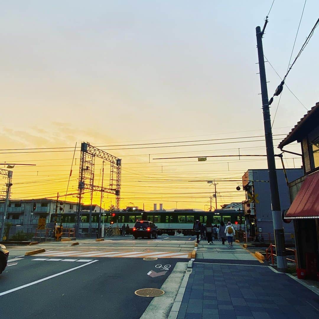 福島暢啓のインスタグラム：「鳥羽街道駅の夕陽が綺麗だった。」