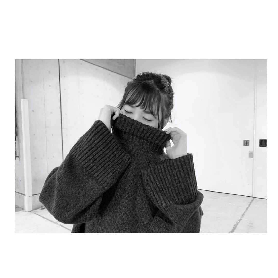 のインスタグラム：「みんな、暖かくして寝てね〜😘 show roomありがとうございました！！ 明日のオルガン坂生徒会も待ってます🏫  #タートルネックニット #白黒写真  #AKB48 #下尾みう #miushitao」