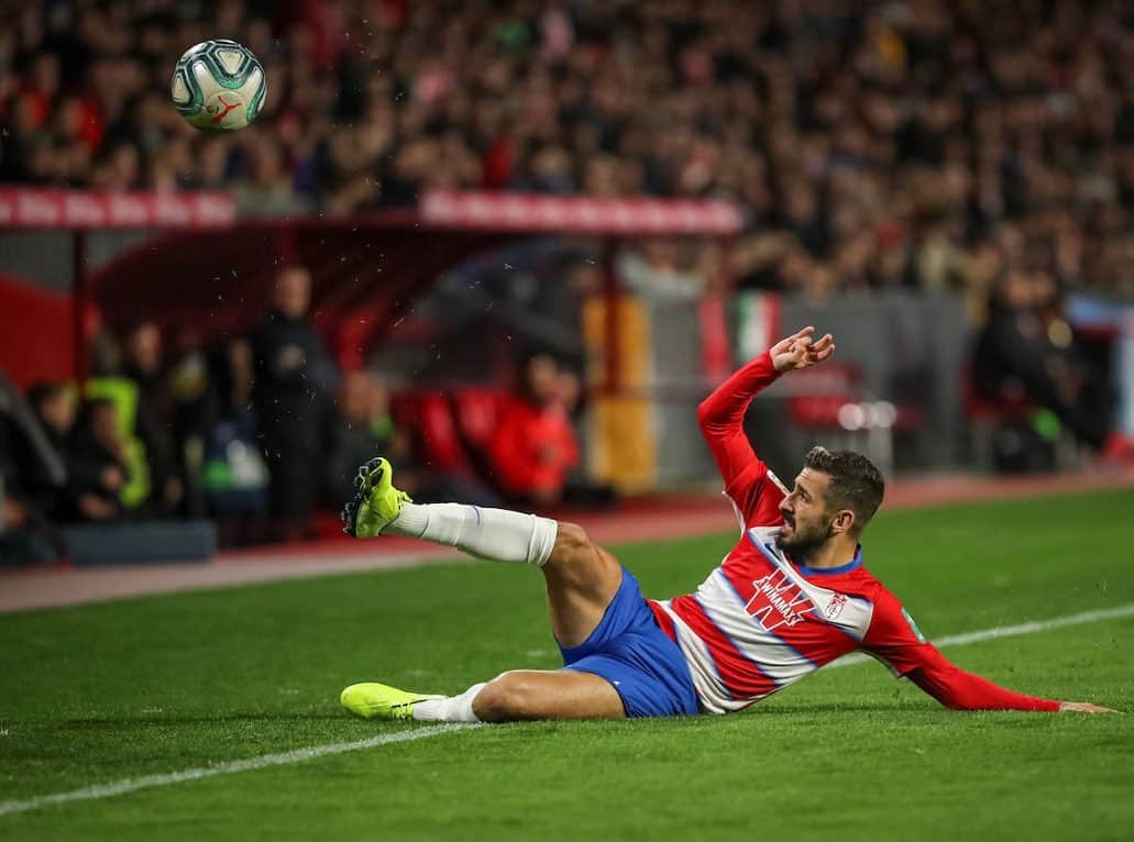 アルバロ・バディージョのインスタグラム：「Esfuerzo y constancia. Gran punto. 🙌🏻👏🏻🏟 #GranadaAtleti #Eternalucha #VamosGranada 🔴⚪️」