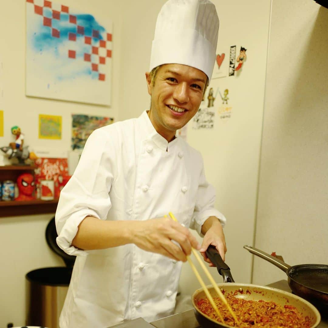 のインスタグラム：「明日、11月26日は妻の誕生日なので、今日はお祝いに僕が普段全くやらない手料理をドキドキしながら振る舞いました👨‍🍳💛 この日のために、料理が大得意なお笑い芸人バンビーノ藤田さん( @fujiboy0730 )にオススメのメニュー2品を教えて頂きました🙏🏻藤田さんが今回考えてくれたメニューは"マンマ風ミートソーススパゲティ"と、"残波を使ったアクアパッツァ"でした。残波までメニューに差し込んで下さり、魚が丸々1匹入っているアクアパッツァの提案に当日までワクワクとドキドキが止まりませんでしたが、無事に2品を完成し、味もめちゃめちゃ美味しく、妻と娘もとても喜んでくれました。家族で楽しい時間を作れました🙏🏻藤田さん、お忙しい中ご協力頂き本当にありがとうございました😭🙏🏻 個人的に料理を作るのは楽しい時間だったし、妻に感謝の気持ちを伝えるカタチとしても、これからもこうした時間を作っていこうと思いました。気合いを入れるために買った料理人のユニフォーム笑、これからも自宅で出番が多くなるように頑張ります。愛する妻にいつも感謝❤️BIG LOVE❤️ これからもお互い健康第一で、ずっと家族仲良く楽しい毎日を過ごしていこうね😊❤️」