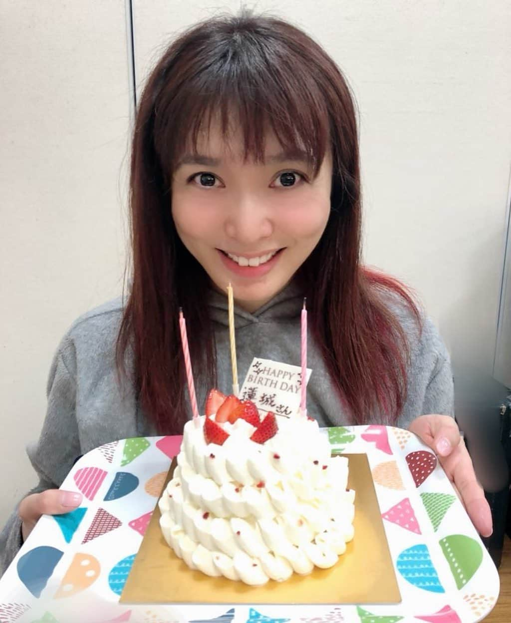 蓮城まことさんのインスタグラム写真 - (蓮城まことInstagram)「🎂 今日誕生日でしたーーー✨ 劇団朱雀の場当たりで バタバタしてる中、 皆さんにお祝いして頂き、 幸せでした😭 お父さん、お母さん、ありがとう😊 折角頂いた人生、 思いっきり楽しみます😆 まずは明日の初日、 気合い入れてぶちかまします👍 忙しい誕生日って幸せ☺️ #誕生日 #感謝 #劇団朱雀 #明日初日 #11月25日 #椎名林檎　様 #同じ誕生日 #おめでとうございます」11月25日 22時27分 - makotorenjo_king_official