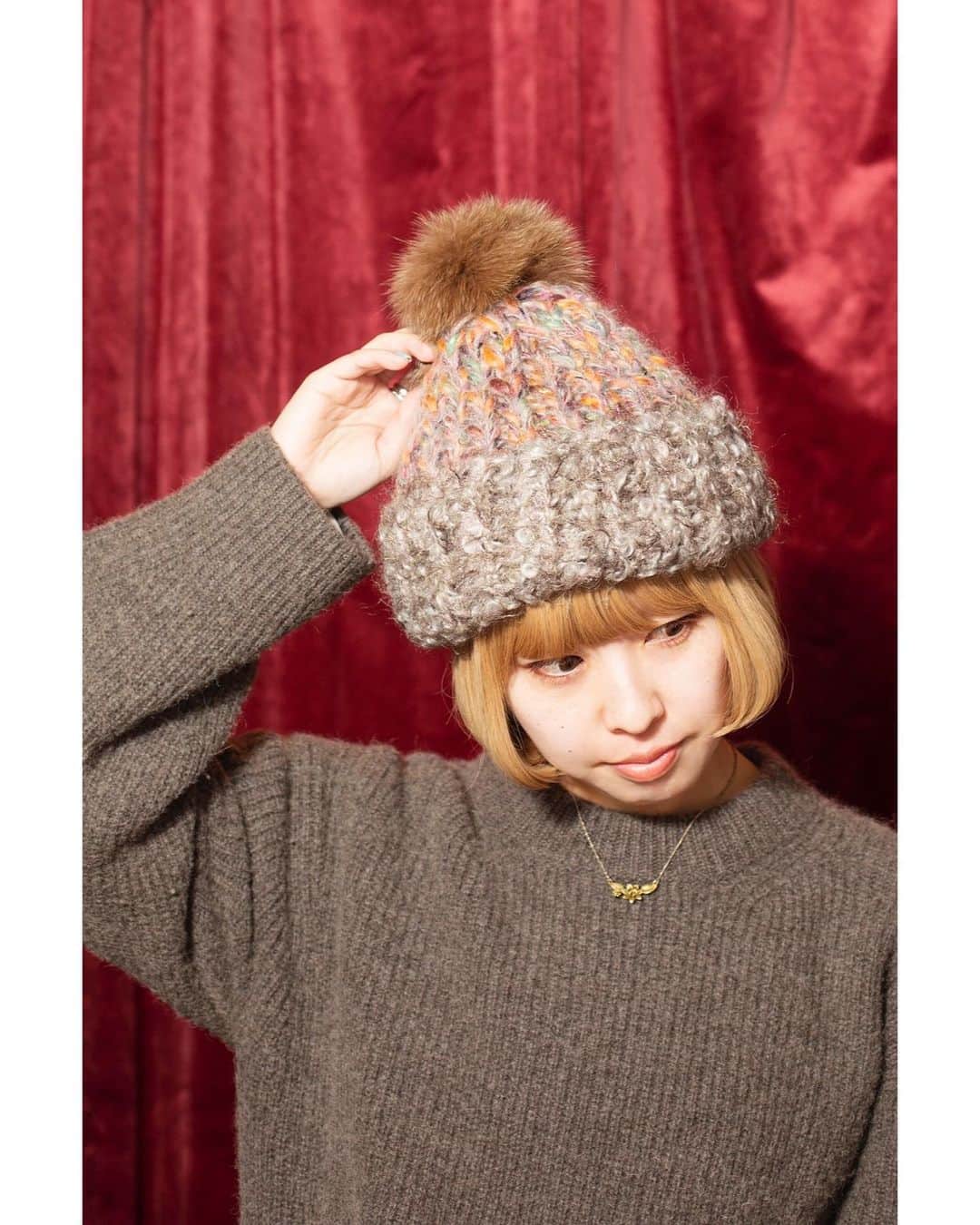 のインスタグラム：「〈ONLINE STORE LIMITED〉今年もクリスマスシーズンに合わせてオンラインストア限定アイテムが登場！ カラフルポップなポン付きニット。様々な色の糸をミックスして、ふっくら編み上げました。折り返し部分で糸を変え、デザイン性を高め、トップには、取り外し可能なフォックスファーポンポンを飾り付けています。冬らしさがたっぷり詰まった、魅力満載のアイテム。 .  Name. COM FURMIX 価格：13,000円＋税 商品番号：ONM01559 . . #限定アイテム #クリスマス限定 #ca4la #hats #カシラ #帽子 #ニットキャップ #ニット #knit #knitcap #madeinjapan #日本製 #fashionphography #ig_portrait #ig_photooftheday #portraitmood #makeportraits #theportraitpr0ject」