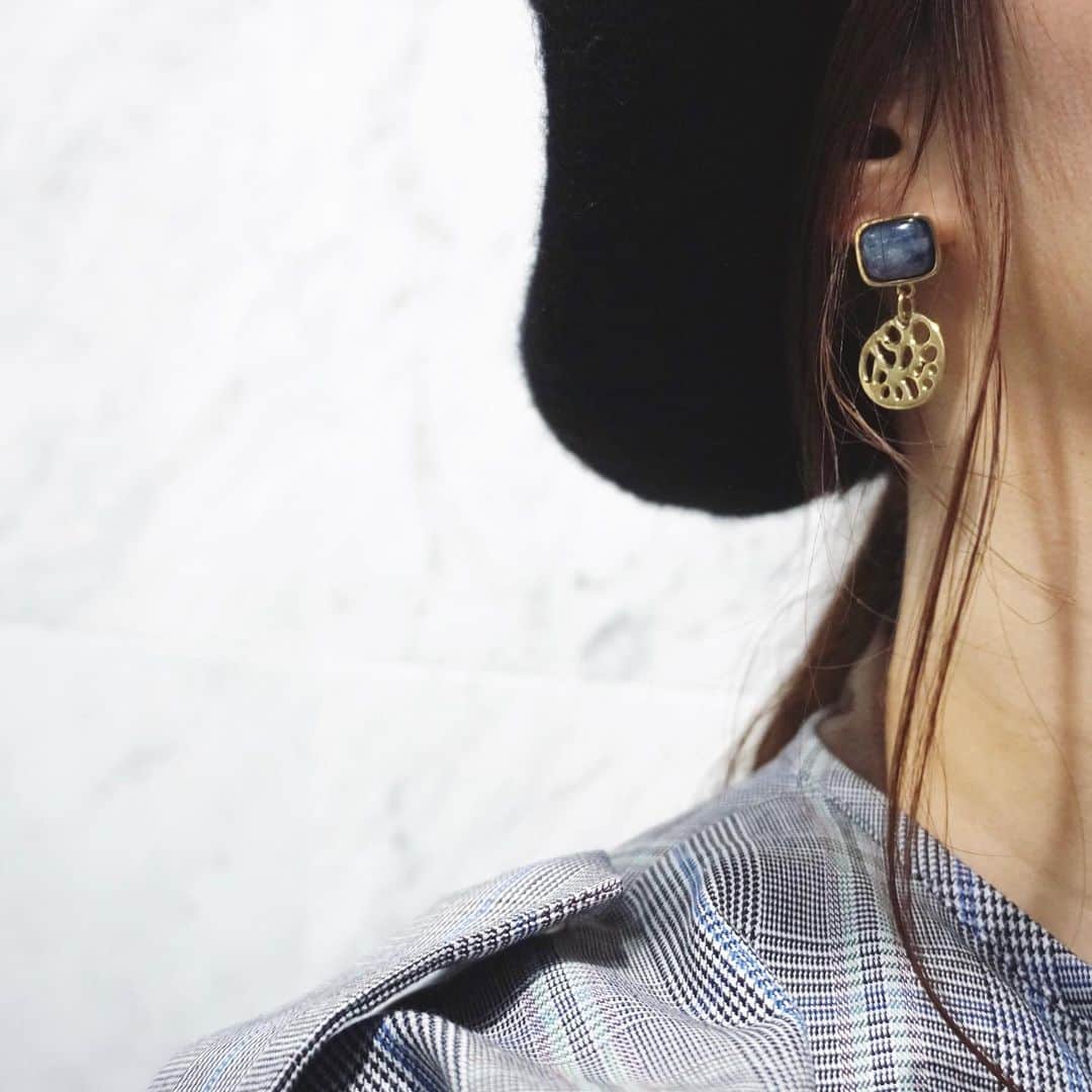 のインスタグラム：「久しぶりの揺れるピアス♡﻿ (おチビはお留守番👨🏻👶🏻ありがと)﻿ ﻿ ﻿ #jewelry_ume#ÜME#ユーミー#ジュエリー#大人カジュアル#シンプルコーデ#カジュアルコーデ#30代ファッション#アラサーコーデ#キレイめカジュアル#通勤コーデ#お仕事コーデ#ママコーデ#アラサーママ#天然石ピアス」
